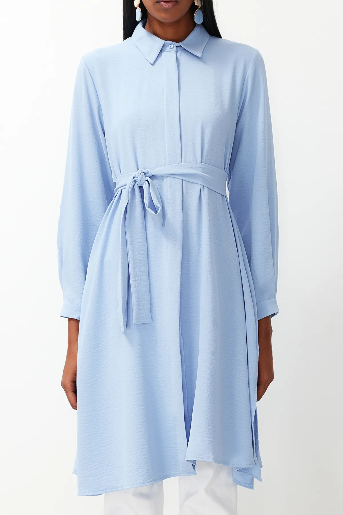 Trendyol Modest  Hellblaues, lang gewebtes Aerobin-Hemd TCTSS24TG00062