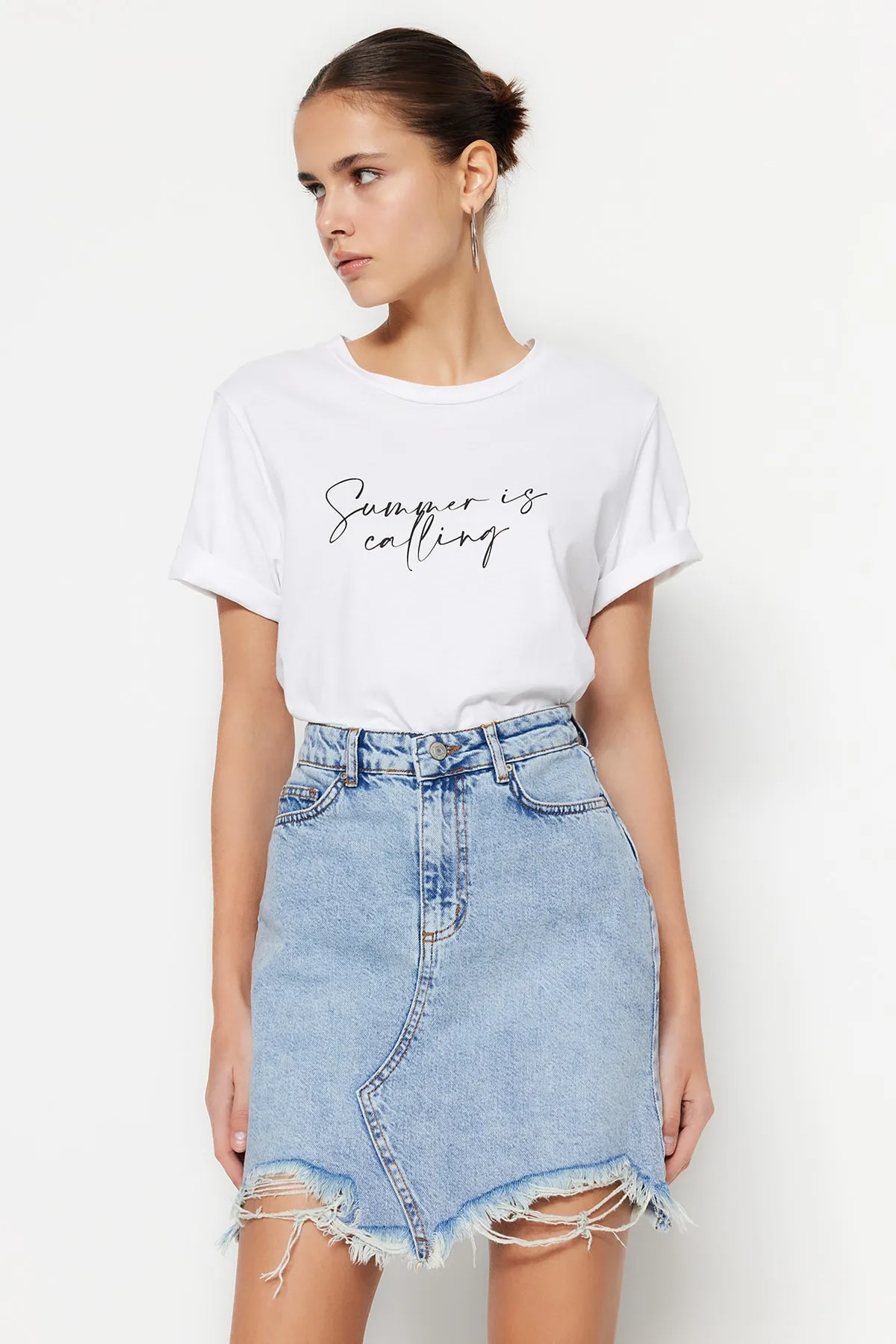 Trendyol Collection  Hellblauer zerrissener Jeansrock TWOSS23ET00287