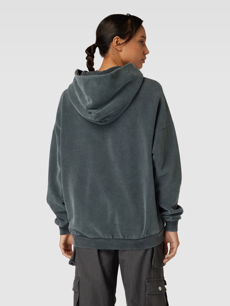 Hoodie mit Label-Print und überschnittenen Schultern in anthrazit