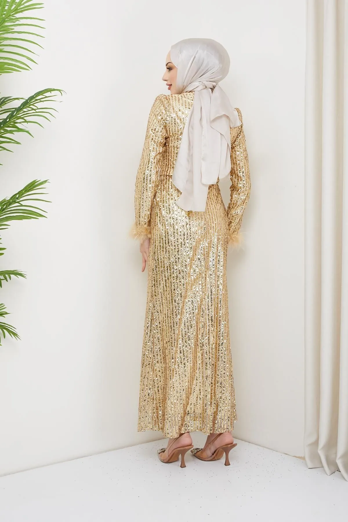 Olcay  Abendkleid aus Tüll mit Pailletten und Federndetails in Gold 1207
