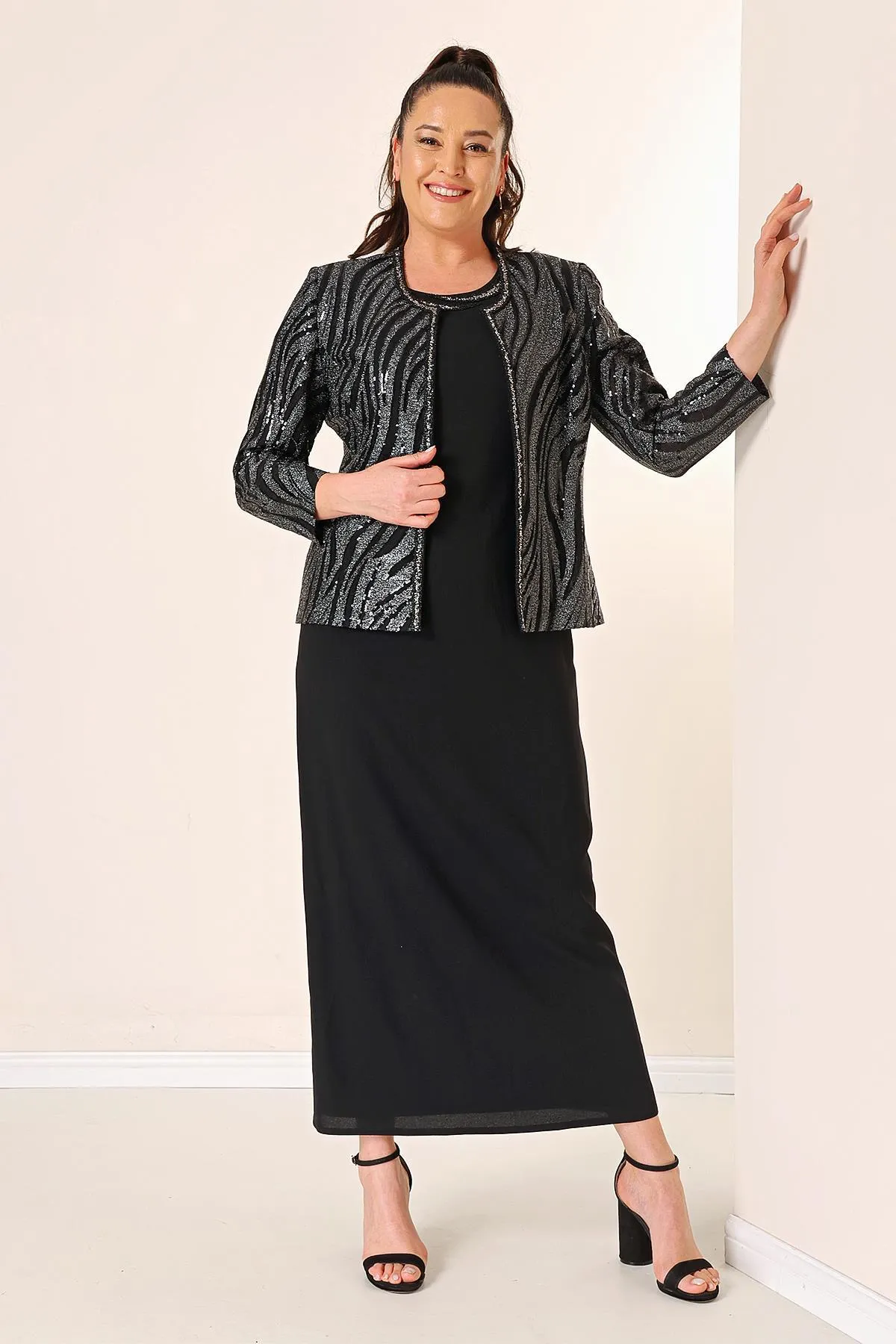 By Saygı  Zweiteiliges Set mit Paillettenjacke, gefüttertem Kreppkleid mit Halbmondärmeln und Übergröße