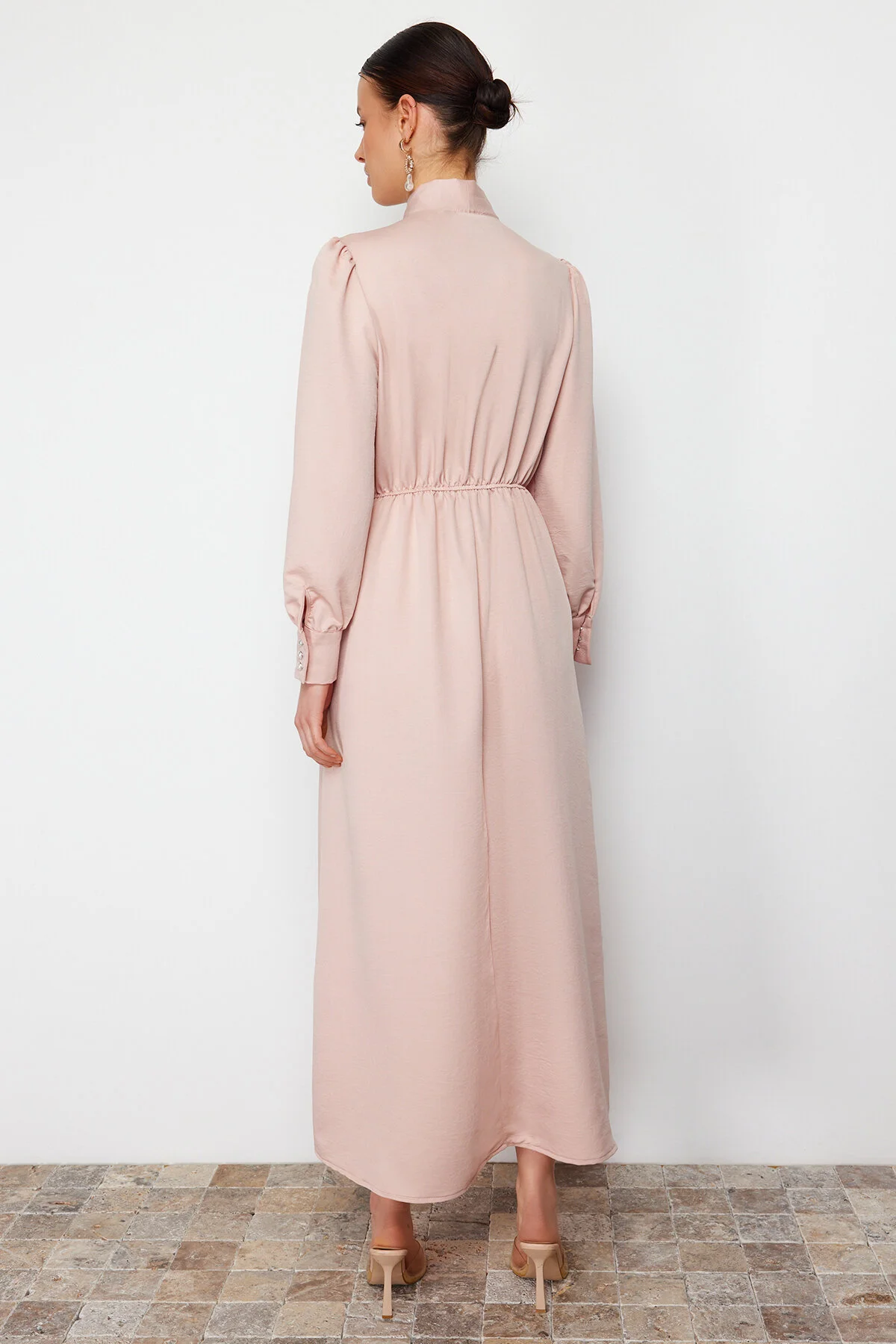 Trendyol Modest  Kleid aus schlichtem Webstoff mit Puderkragen und Schnürung TCTSS24EB00136