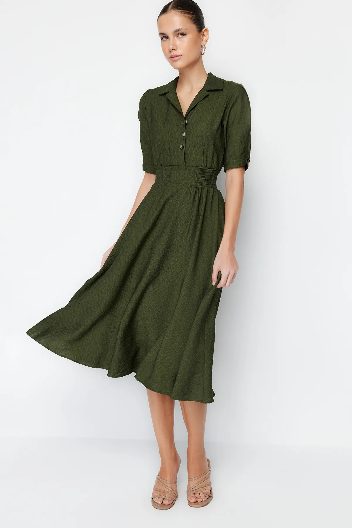 Trendyol Collection  Khakifarbenes A-Linien-Midikleid mit Gimped-Webausschnitt und V-Ausschnitt TWOSS21EL1023