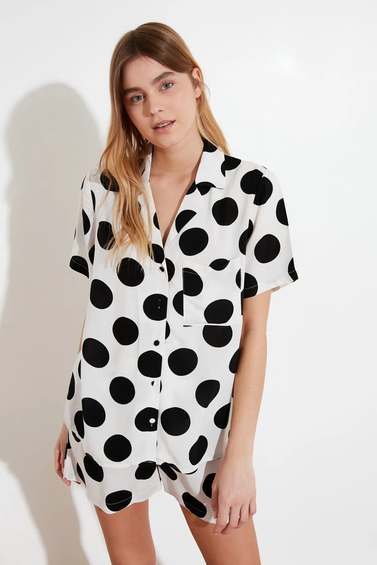 Trendyol Collection  Ecru gepunktetes Viskose-Hemd-Shorts-Web-Pyjama-Set THMSS20PT0306