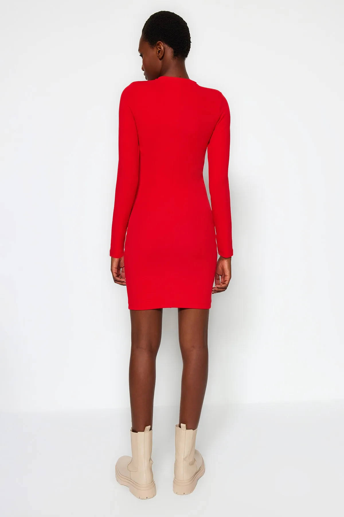 Trendyol Collection  Rotes, elegantes, figurbetontes, flexibles Mini-Strickkleid aus strukturiertem Krepp mit Rundhalsausschnitt TWOAW24EL00176