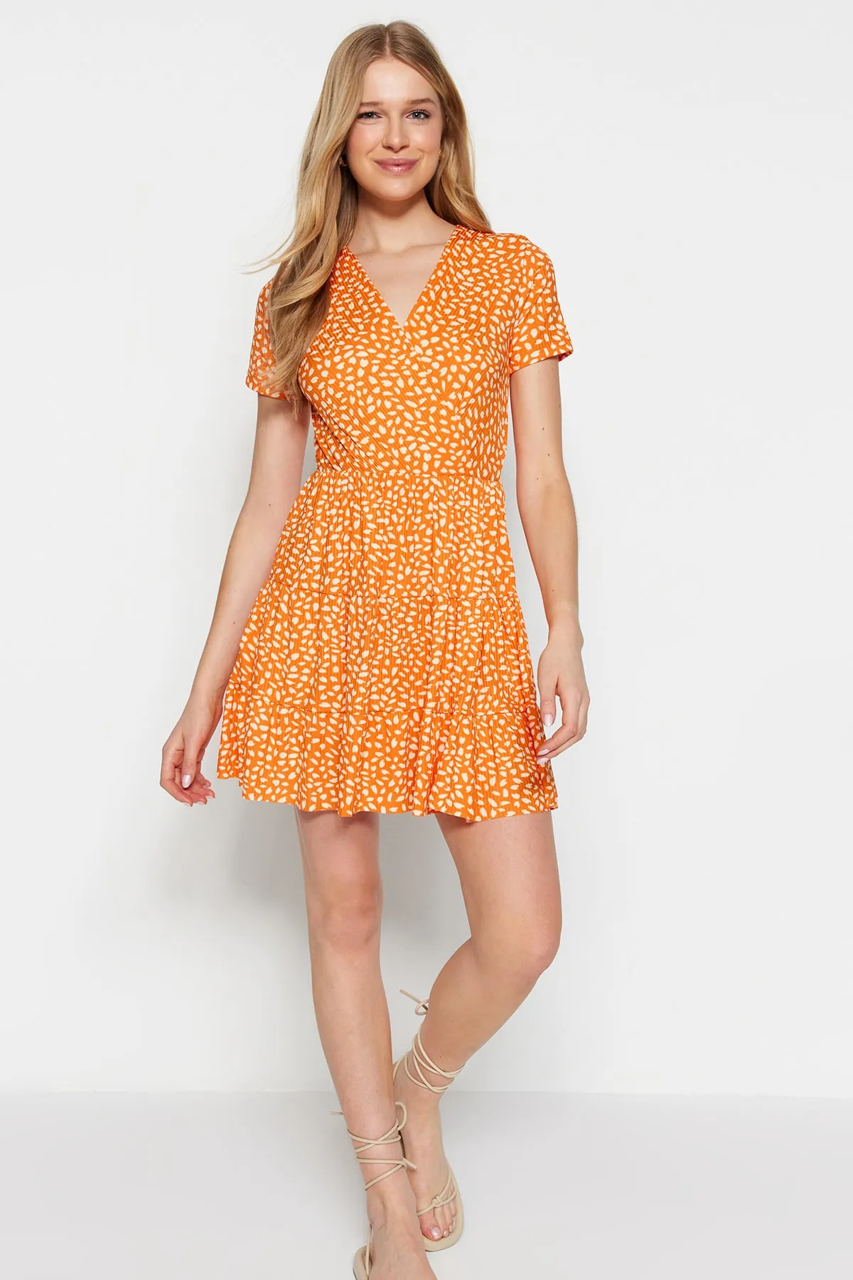 Trendyol Collection  Orange bedrucktes, zweireihiges, dehnbares Mini-Strickkleid mit zweireihigem Ausschnitt TWOSS21EL0241