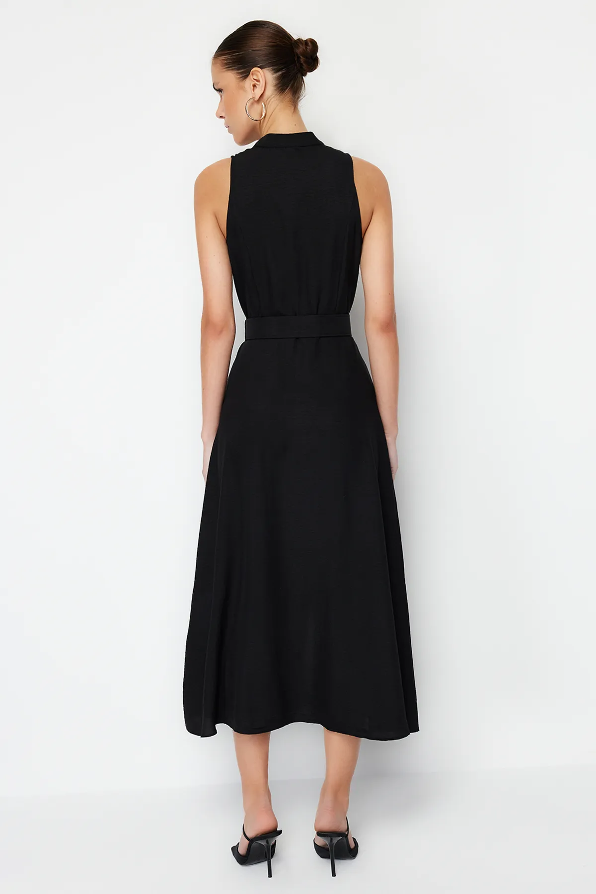 Trendyol Collection  Schwarzes gewebtes Midi-Hemdkleid mit Gürtel TWOSS23EL01628