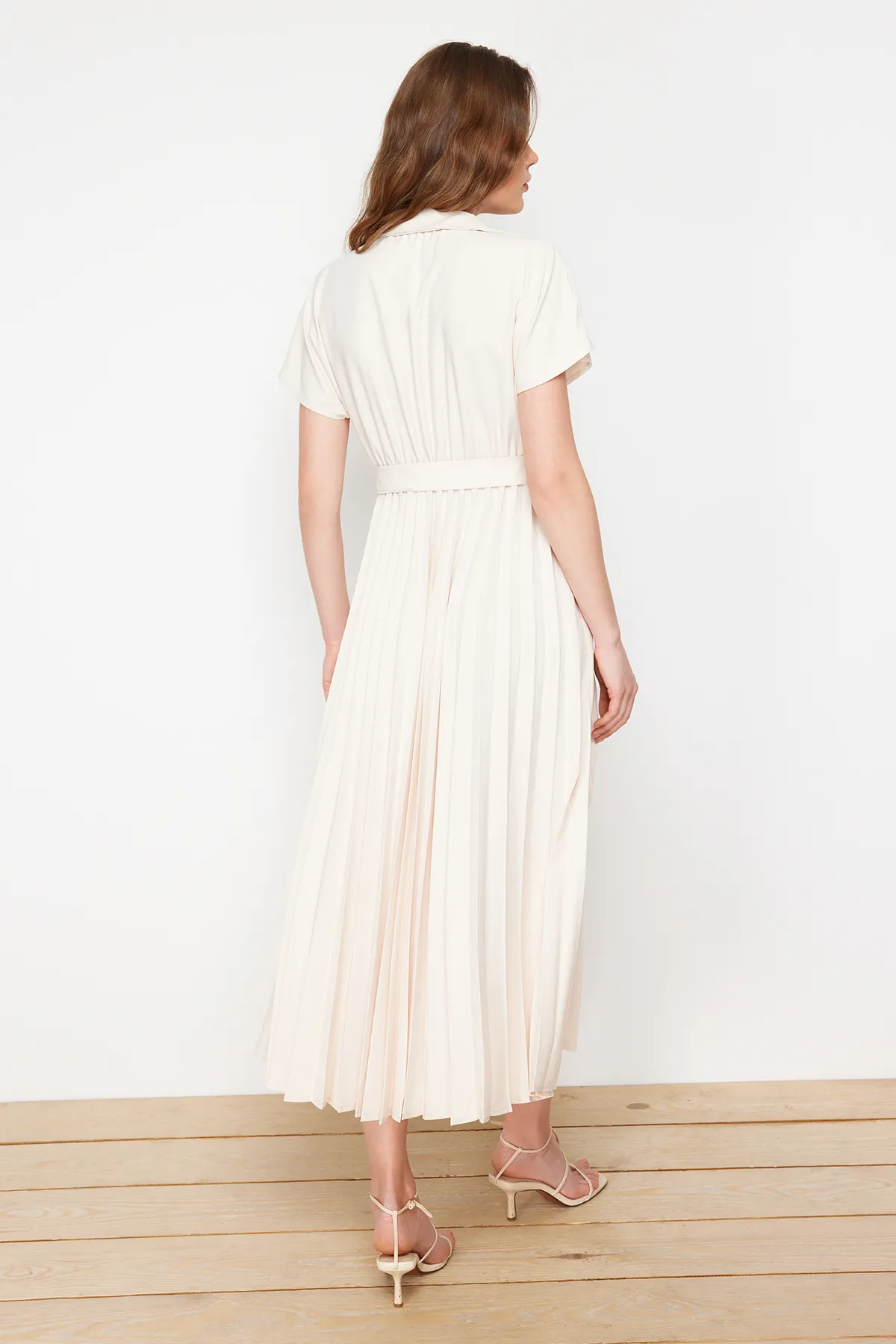 Trendyol Collection  Ecrufarbenes gewebtes Maxikleid mit Gürtelrock, zweireihigem Plisseekragen TWOSS24EL00622