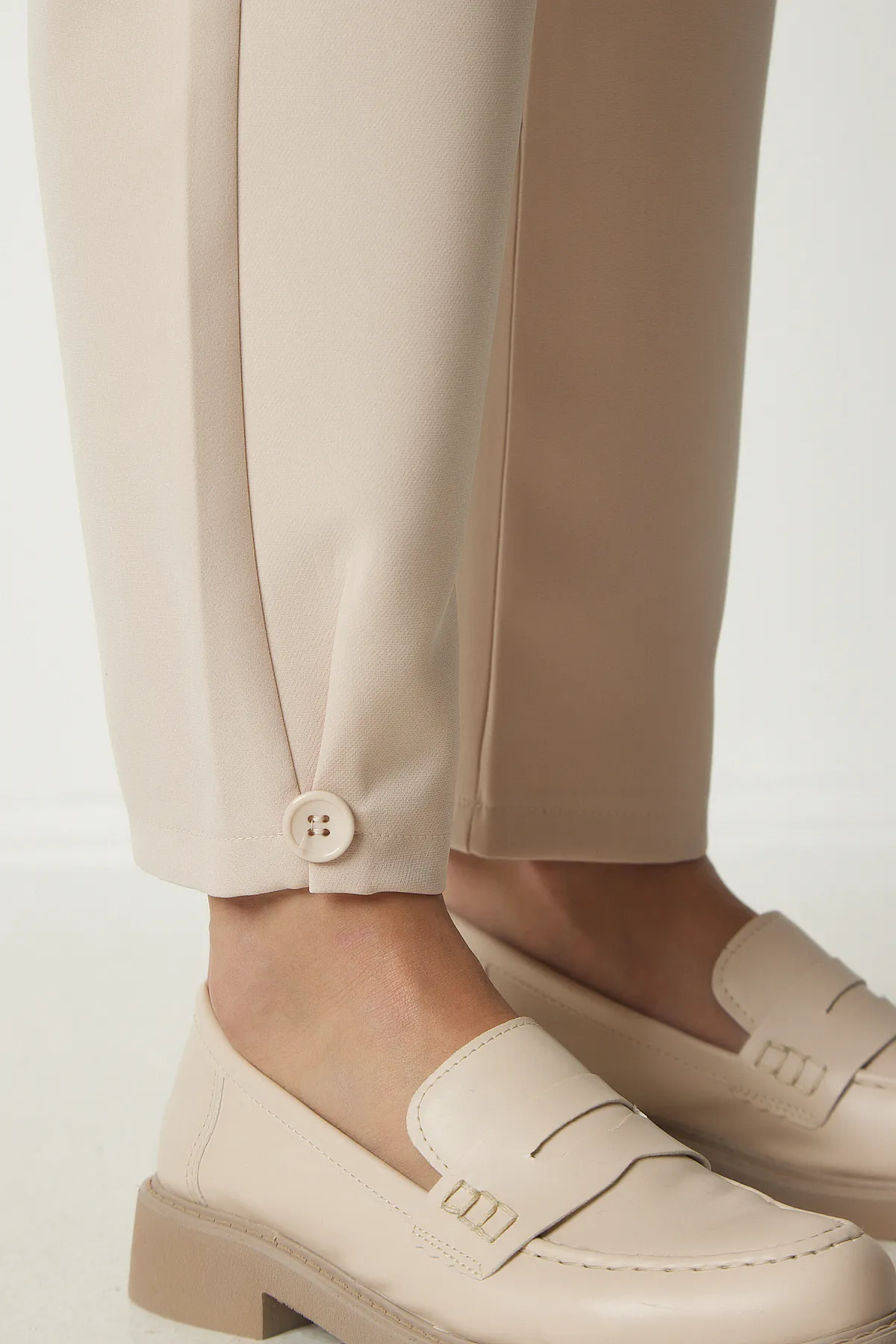 Happiness İstanbul  Stilvolle gewebte Damenhose mit Knöpfen in Creme GK00012