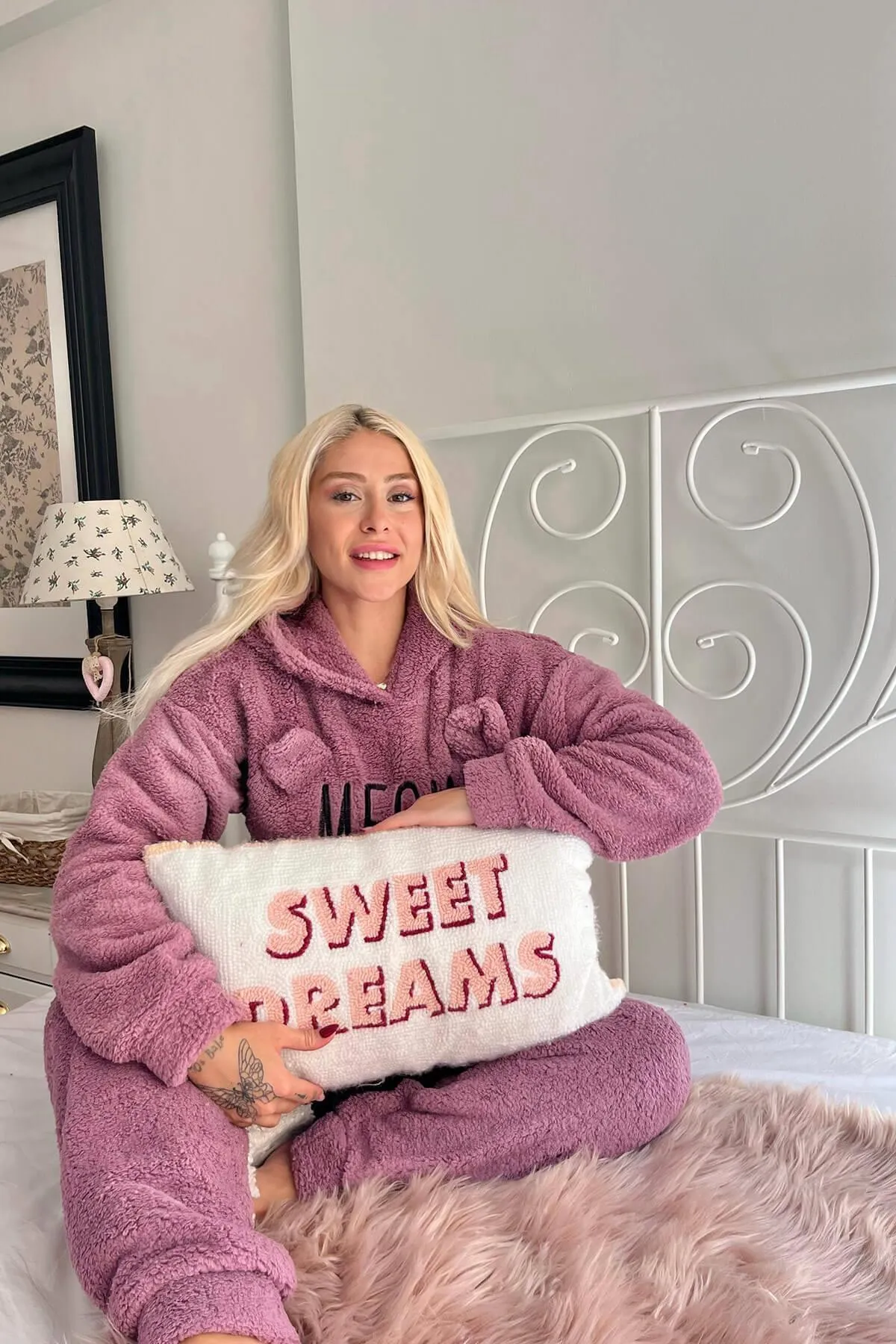 Pijamaevi  Lila Meow gemustertes Vollplüsch-Pyjama-Set