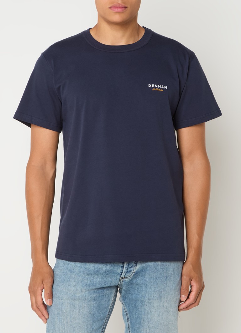 Denham Mantra -t-paita, jossa logo ja painatus takana