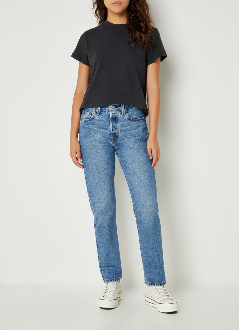 Blugi Levi's 501 cu talie înaltă, croială dreaptă, lungime 7/8, într-o nuanță medie.