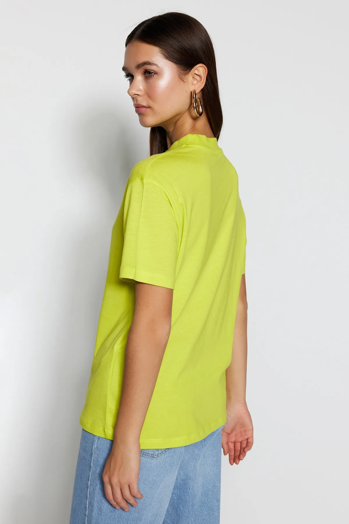 Trendyol Collection  Ölgrünes Basic-Strick-T-Shirt mit Stehkragen aus 100 % Baumwolle TWOAW20TS0096