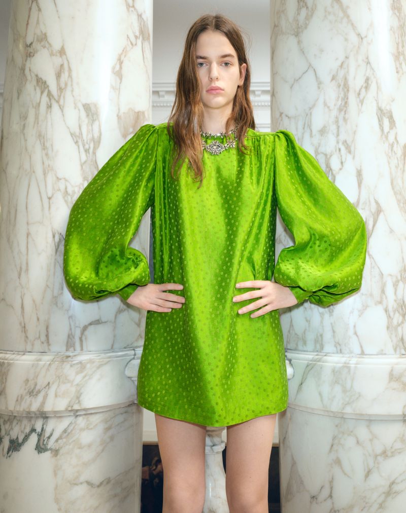 Broderet silke- og hørtop med plus-de-pois-jacquard