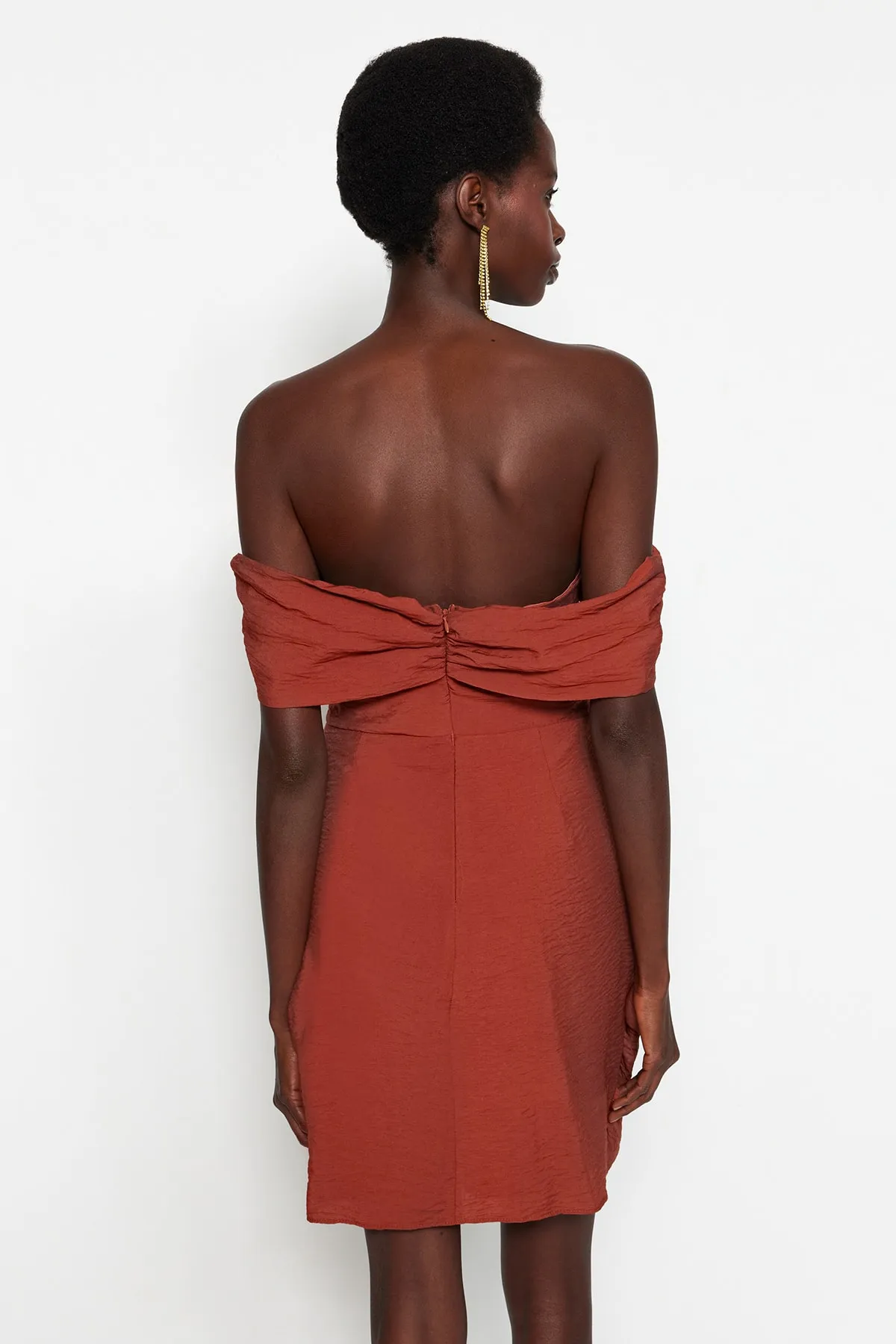 Trendyol Collection  Hellbraunes, figurbetontes, gefüttertes Popeline-Abendkleid TPRSS22EL2025
