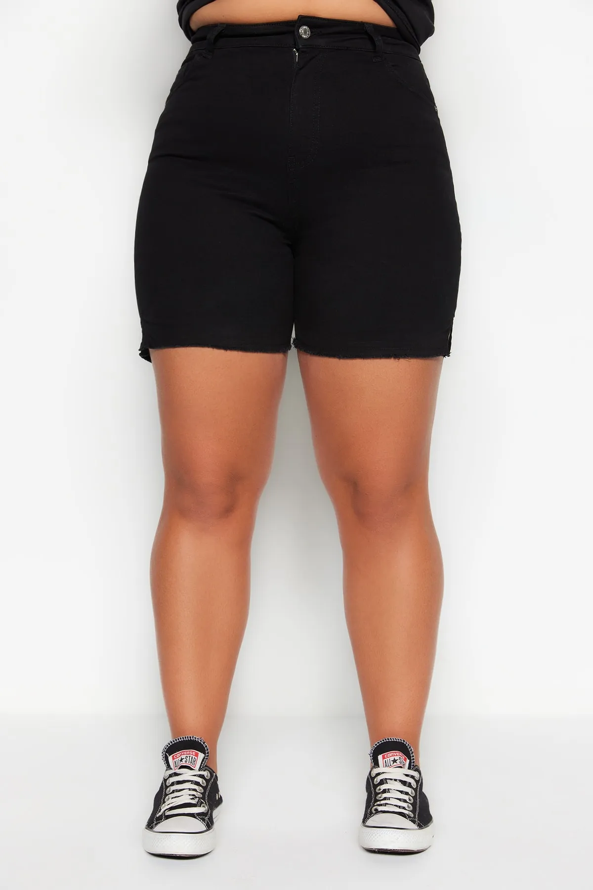Trendyol Curve  Schwarze, flexible, schmale, seitlich geschlitzte Jeansshorts mit hoher Taille und Bermudas TBSSS23AP00009