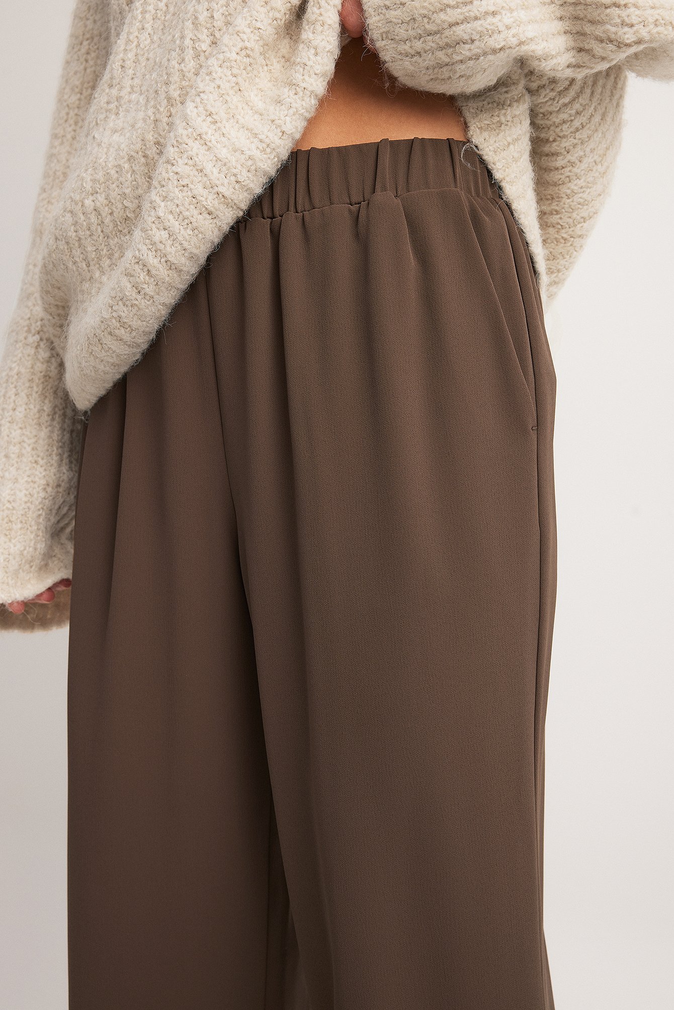 Relaxte Hose mit mittelhoher Taille