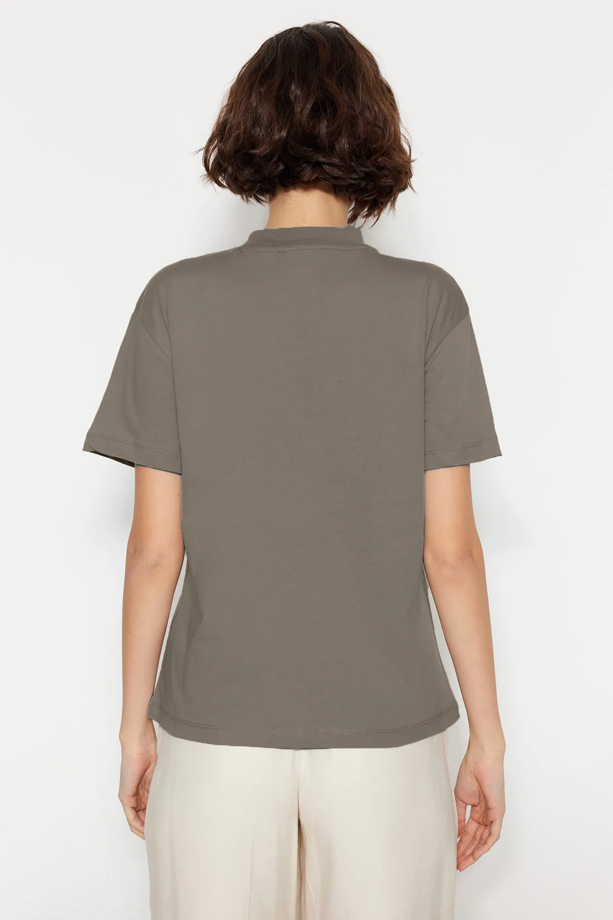 Trendyol Collection  Ölgrün-Grau, 2er-Pack Basic-Strick-T-Shirts aus 100 % Baumwolle mit Stehkragen TWOSS20TS1500