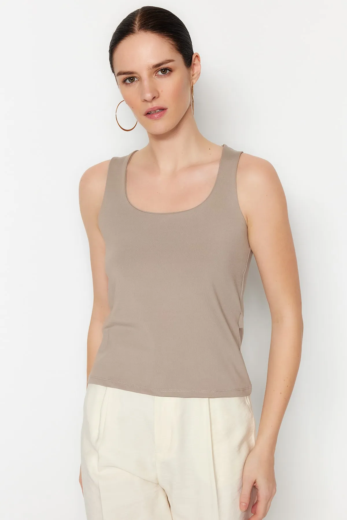 Trendyol Collection  Nerzfarbenes, tailliertes/flexibles Strickunterhemd mit quadratischem Kragen TWOSS23AL00037