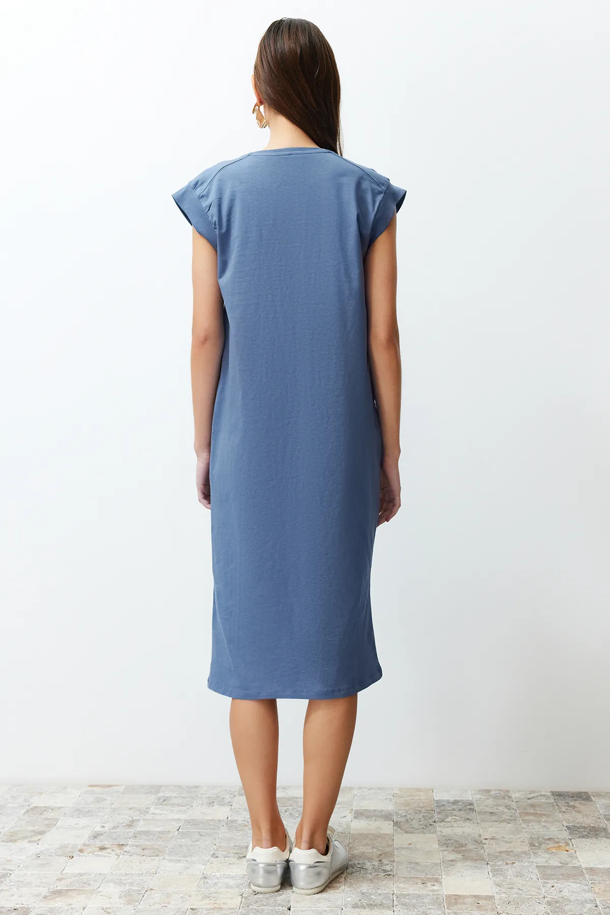 Trendyol Collection  Indigofarbenes, schlichtes T-Shirt-Kleid aus 100 % Baumwolle mit Mondärmeln, Shift-/Bequem geschnittenes Midi-Midikleid TWOSS24EL00126
