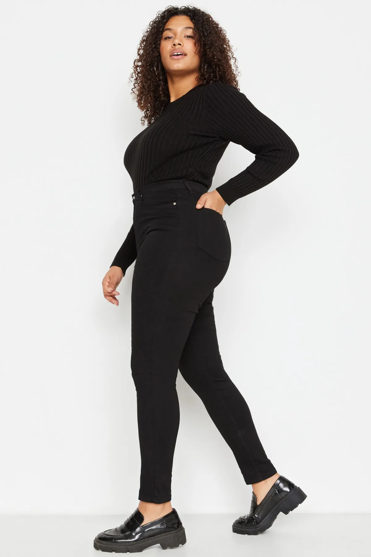 Trendyol Curve  Schwarze, lichtechte, flexible Skinny-Jeans mit hoher Taille TBBAW23CJ00061