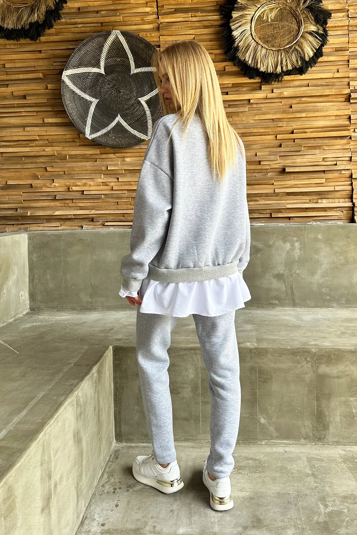 Trend Alaçatı Stili  Graues Trainingsanzug-Set für Damen mit Rundhalsausschnitt, Rock und Hemd, detailliertem 3-Garn-Ripp-Innenteil, ALC-X10897
