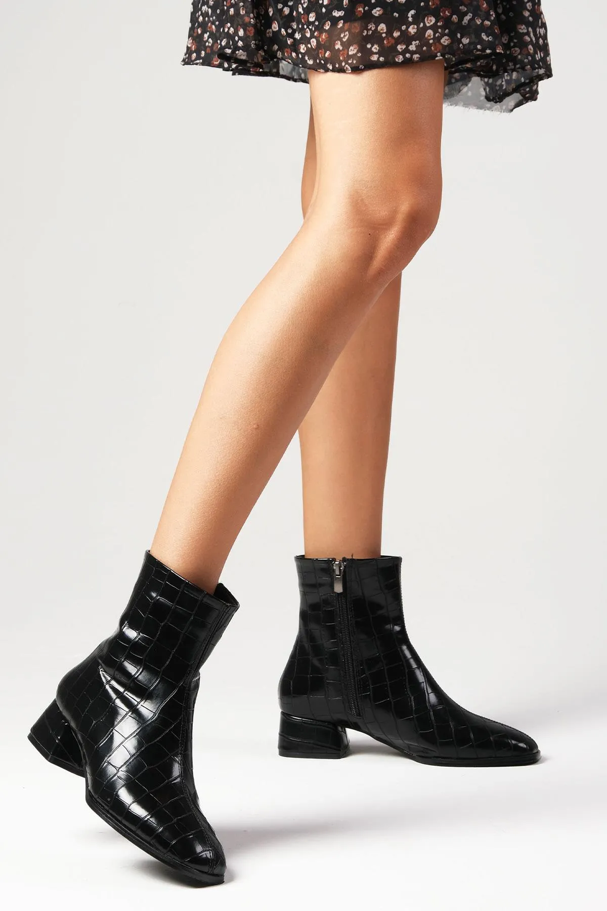 Mio Gusto  Alexia – Schwarze Damenstiefel mit Absatz und Krokodilmuster, dünnem Fellfutter und stumpfer Zehenpartie