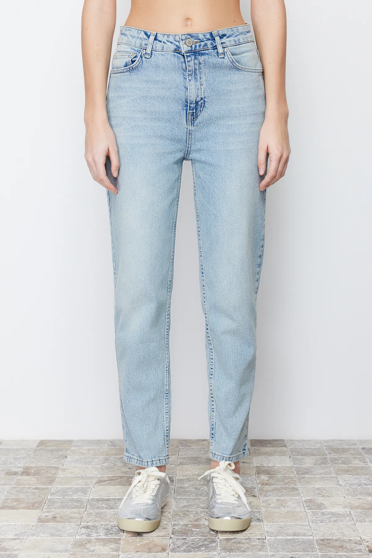 Trendyol Collection  Hellblaue Slim Mom-Jeans mit hoher Taille TWOSS24JE00039