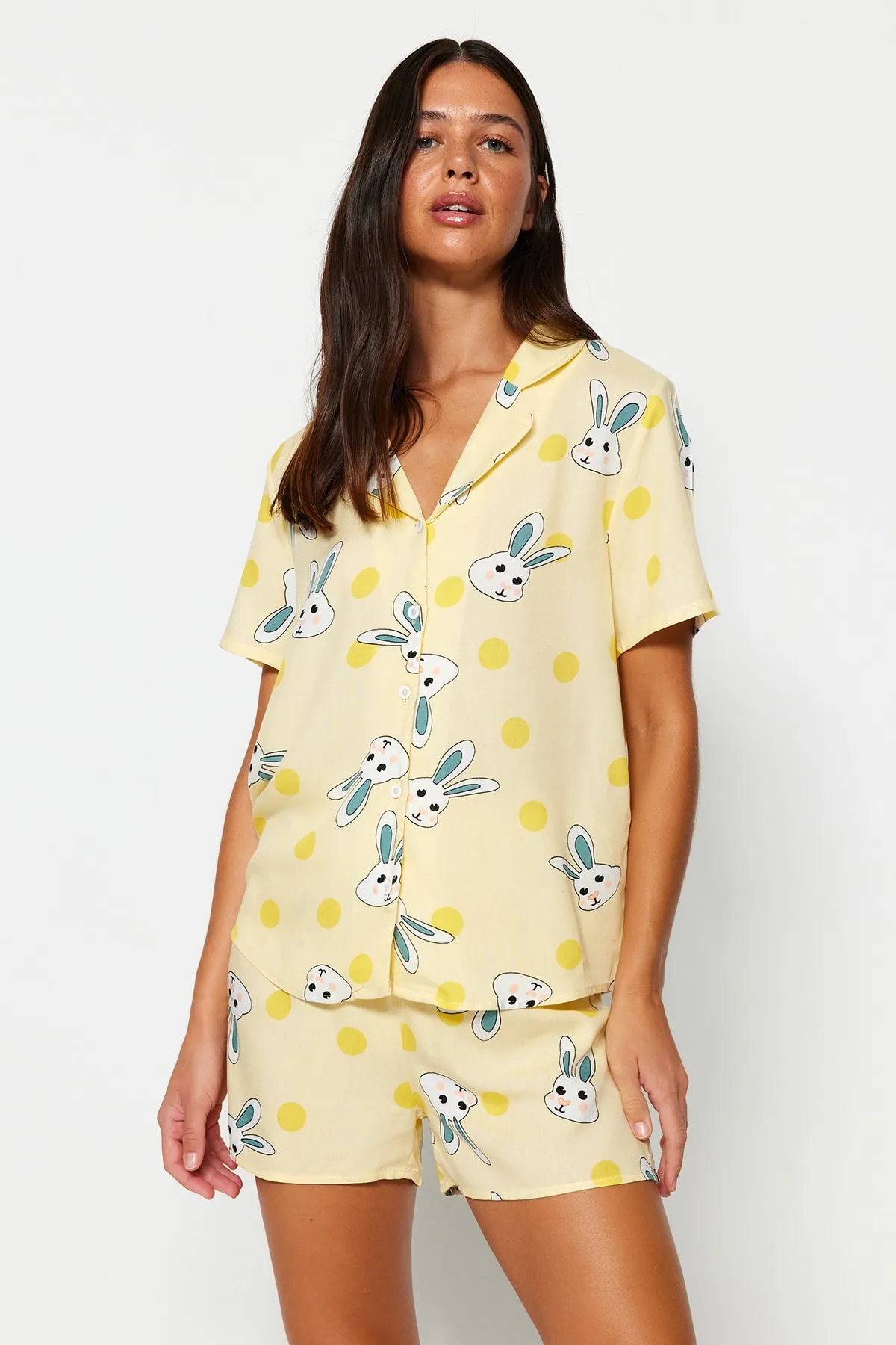 Trendyol Collection  Gelbes Pyjama-Set aus Viskose mit Hemd und Shorts mit Kaninchenmuster THMSS23PT00235