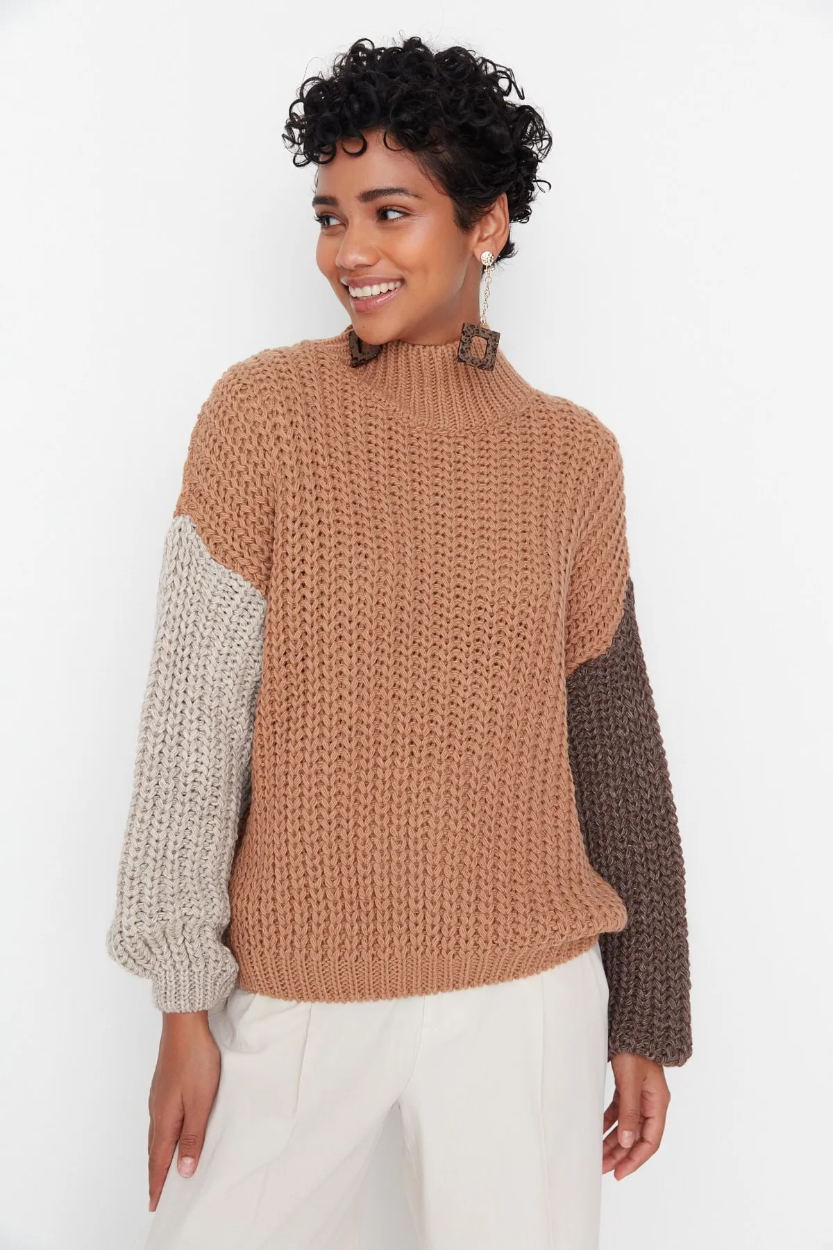 Trendyol Collection  Kamelfarbener, weich strukturierter Strickpullover mit Farbblockdesign und weiter Passform TWOAW21KZ0271