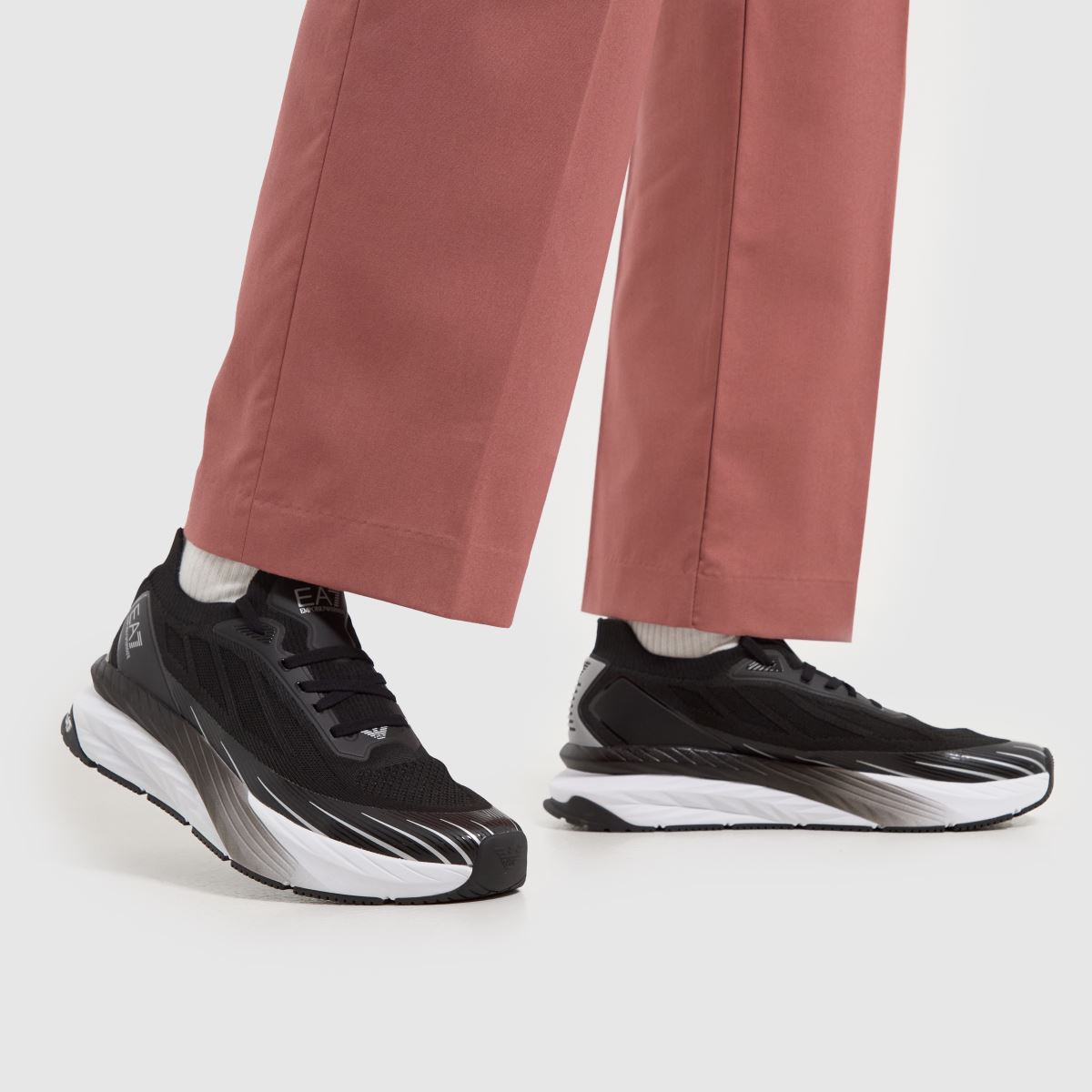 EA7 Emporio Armani – Svarta och vita stickade sneakers med Crusher Distance-logotyp