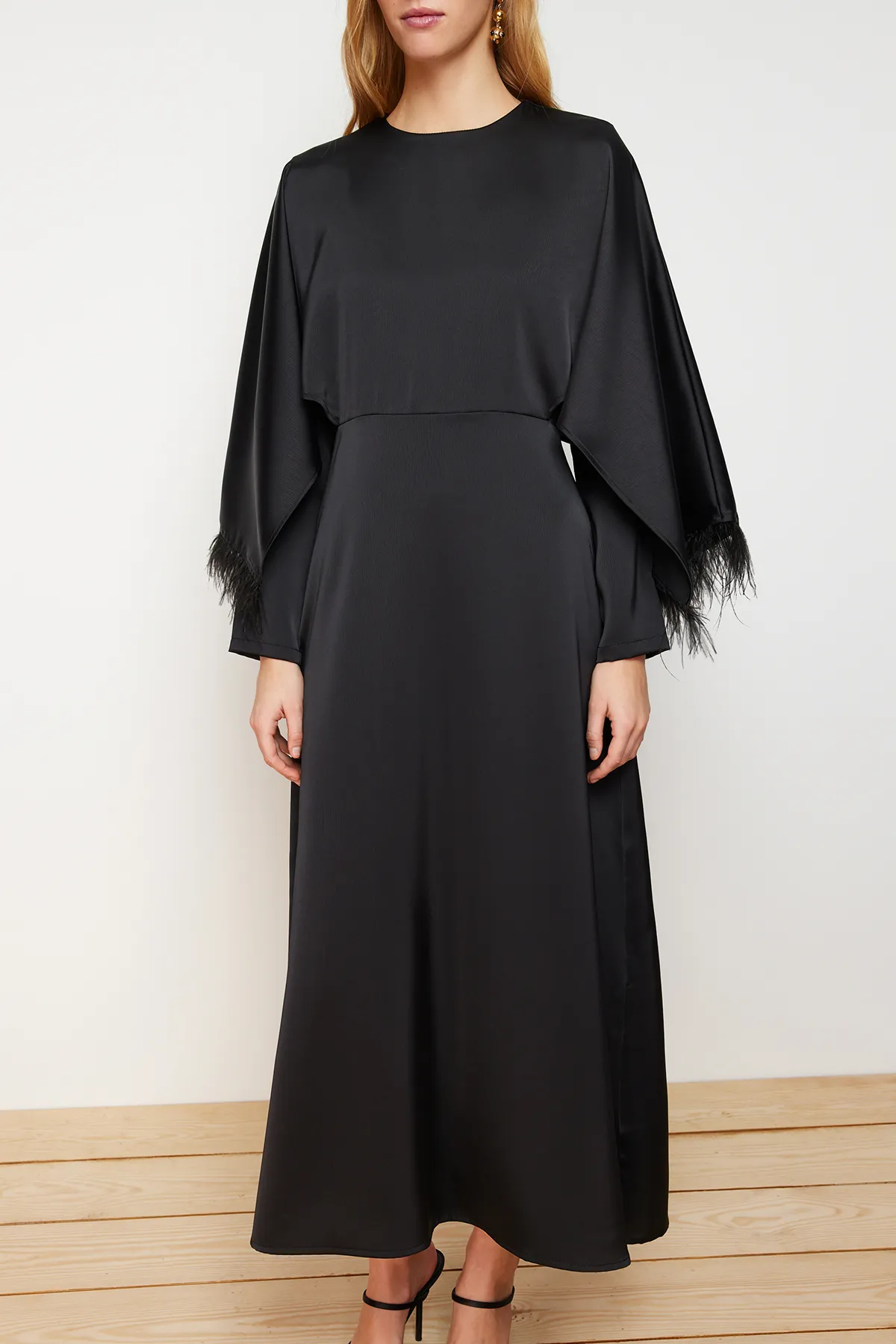 Trendyol Modest  Schwarzes, aus Satin gewebtes Abendkleid mit Manschetten TCTSS24DB00035
