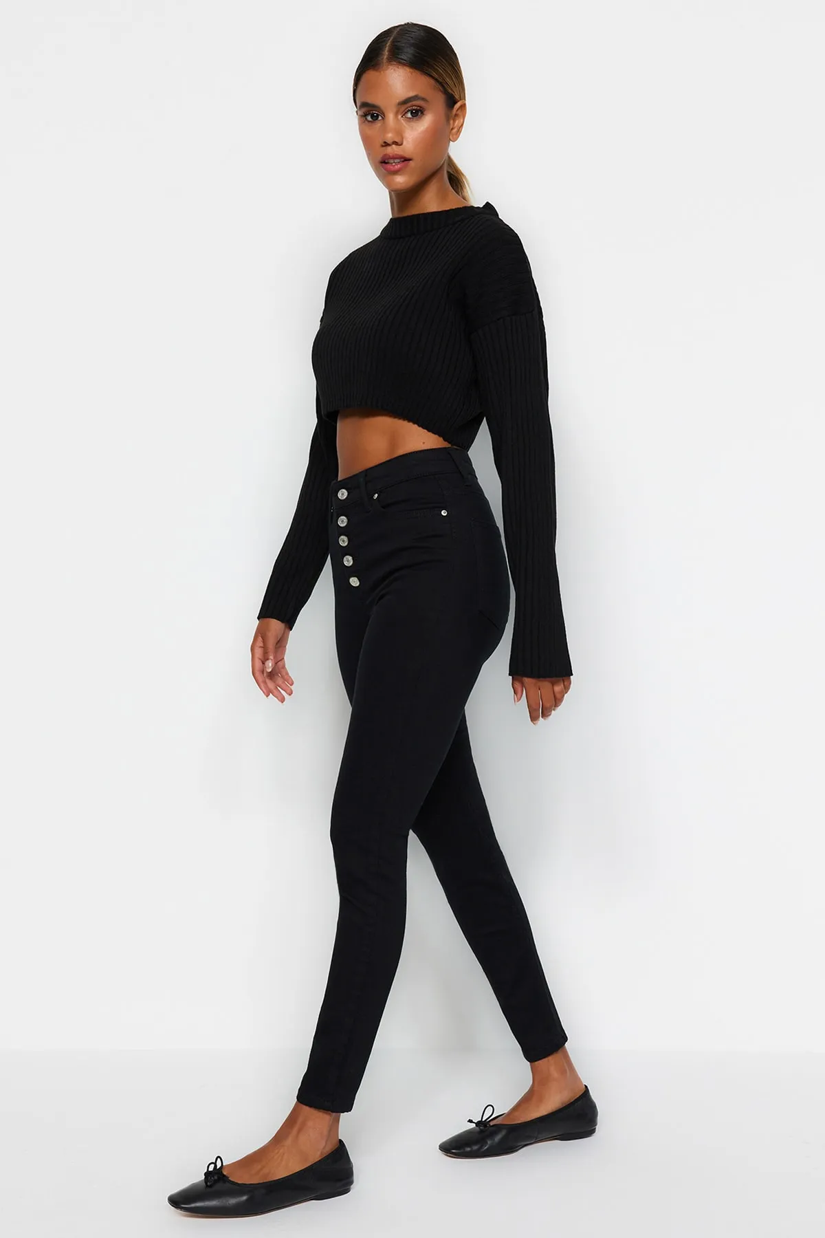 Trendyol Collection  Lichtechte schwarze Skinny Jeans mit hoher Taille und Knopfleiste vorne TWOAW24JE00090