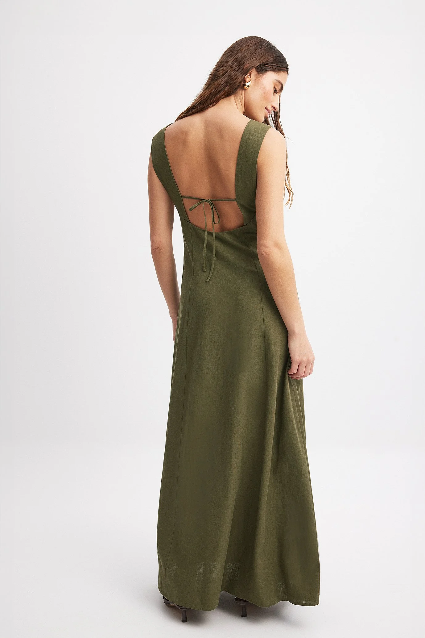 Maxikleid aus Leinen-Mix mit tiefem Rückenausschnitt