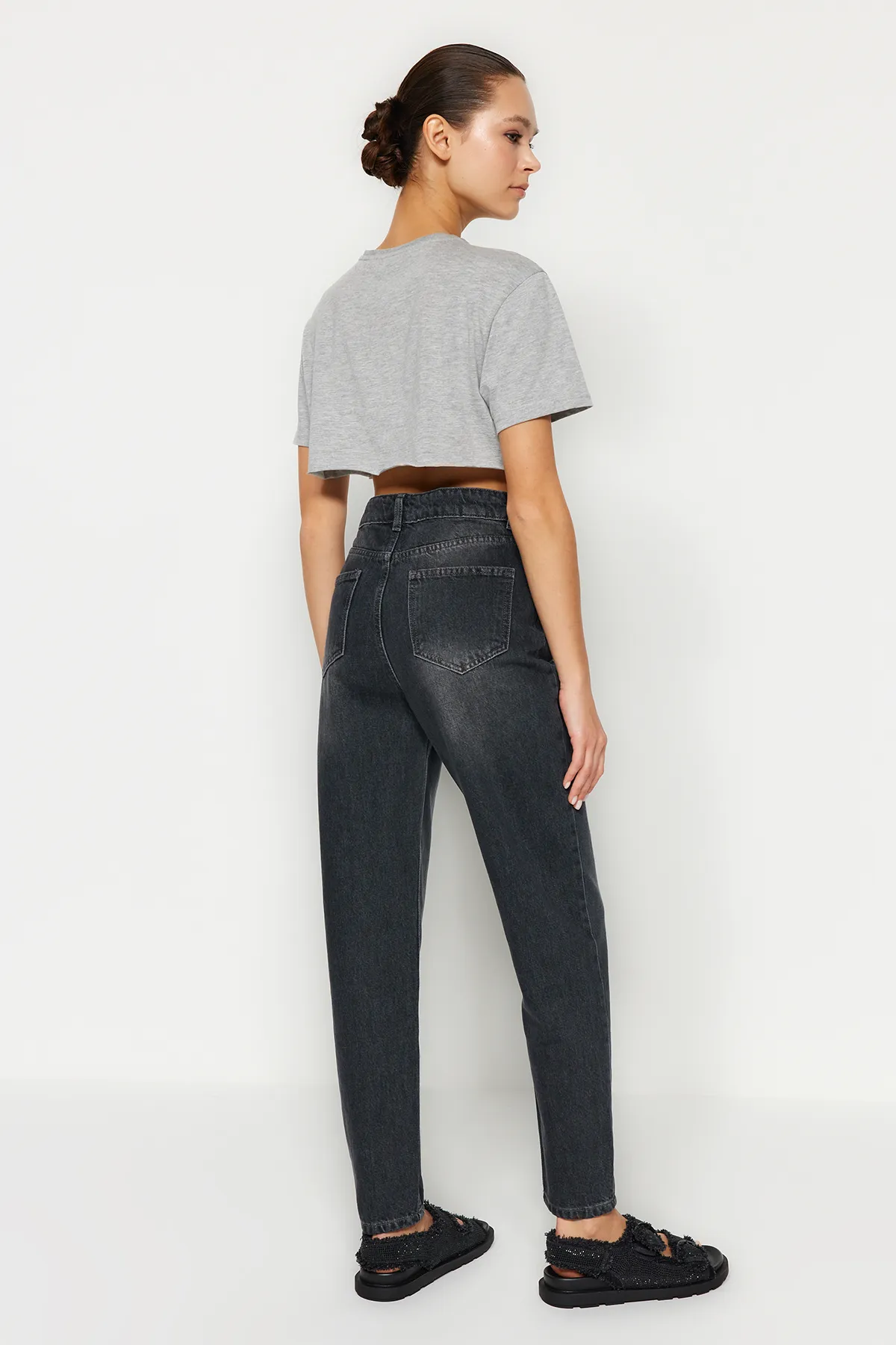 Trendyol Collection  Schwarze Mom-Jeans mit hoher Taille TWOSS24JE00026