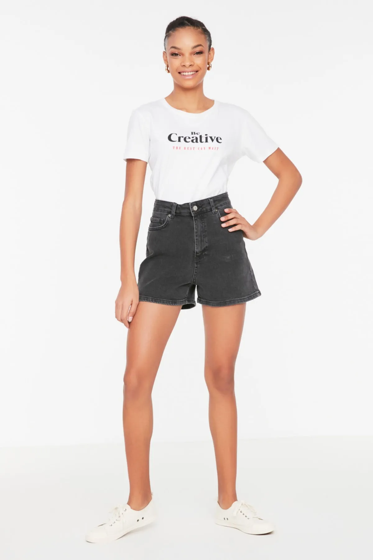 Trendyol Collection  Anthrazitfarbene Mom-Jeansshorts mit hoher Taille TWOSS20SR0210