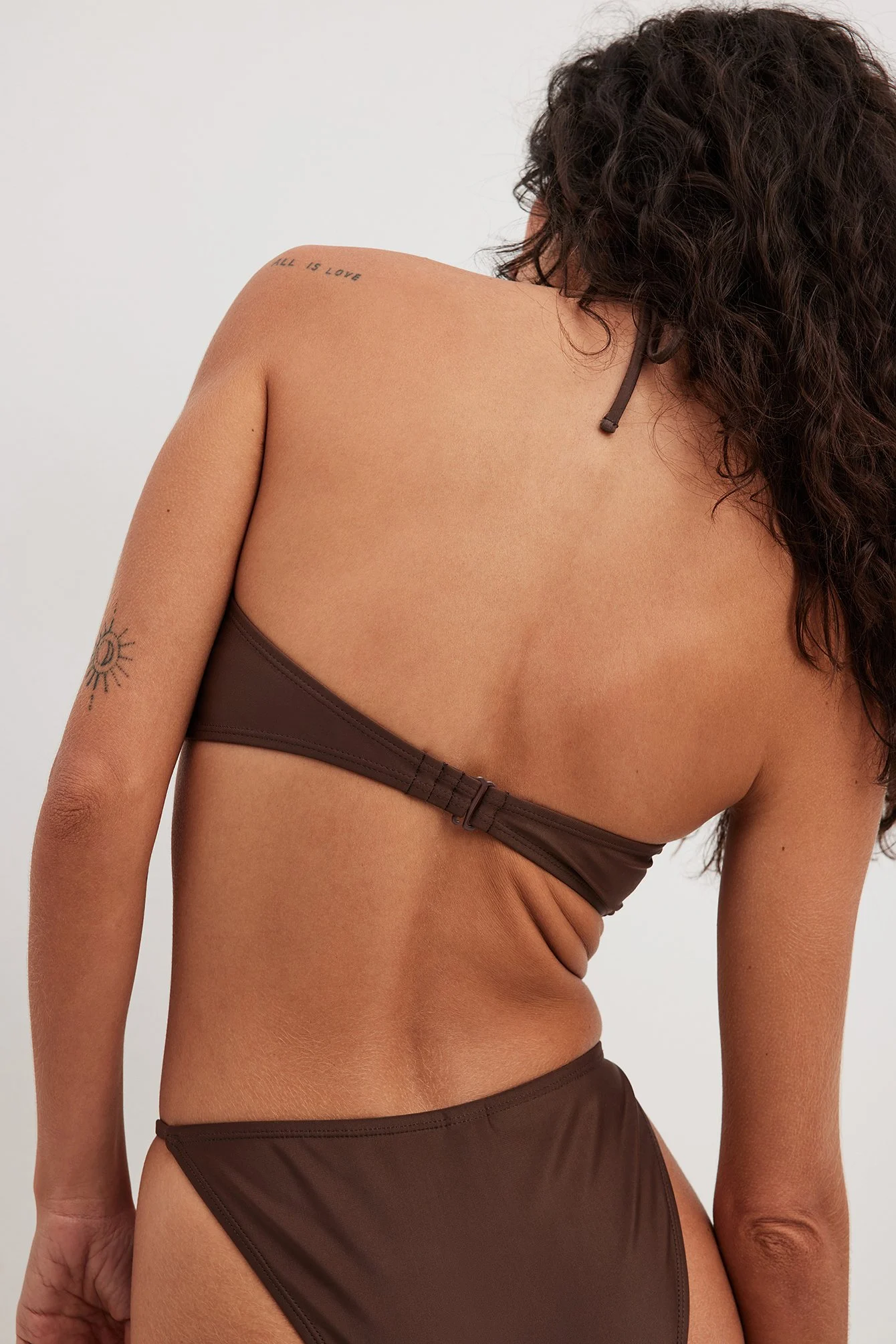 Neckholder-Bikini-Oberteil mit Holzperlendetail