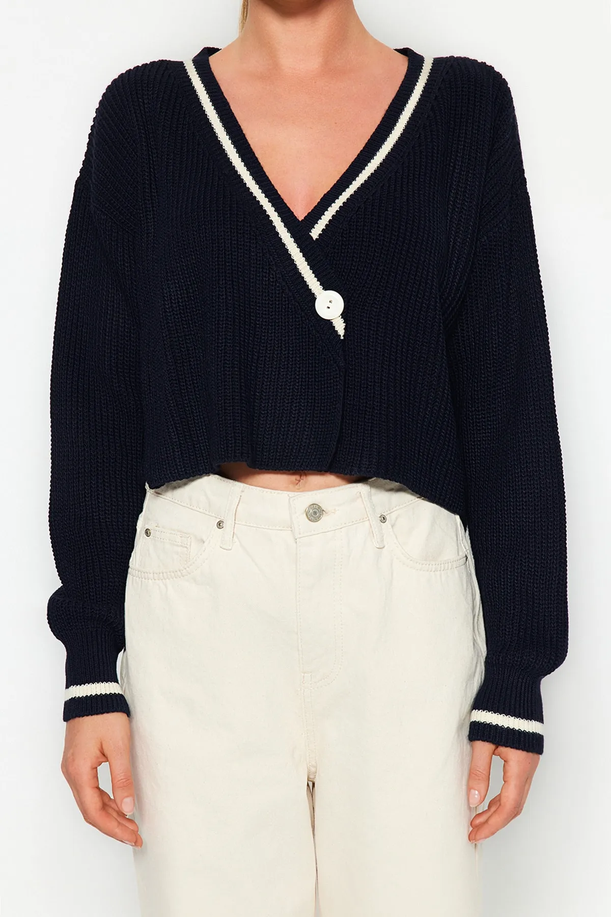 Trendyol Collection  Marineblaue, superkurze Strickjacke mit Farbblockdesign TWOAW23HI00366