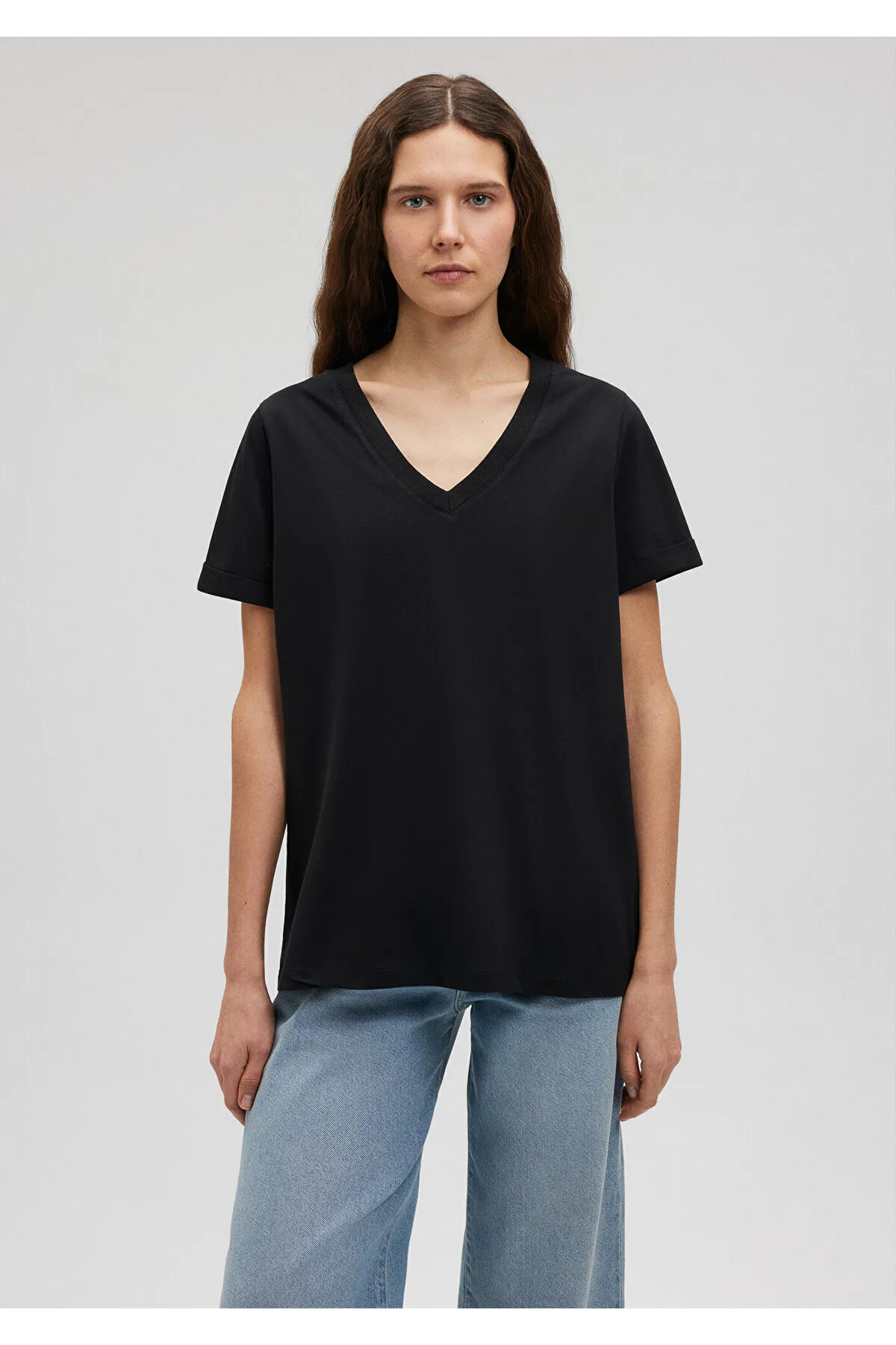 Mavi  Schwarzes Basic-T-Shirt mit V-Ausschnitt, reguläre Passform / normaler Schnitt 166248-900