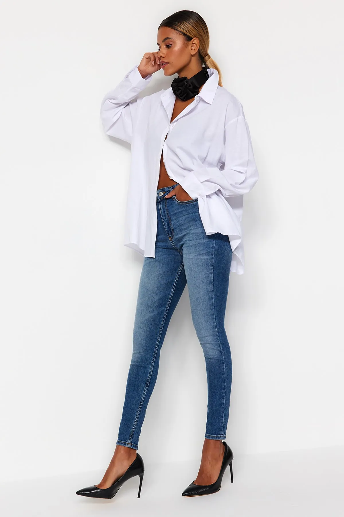 Trendyol Collection  Blaue Röhrenjeans mit normaler Taille TWOAW24JE00067