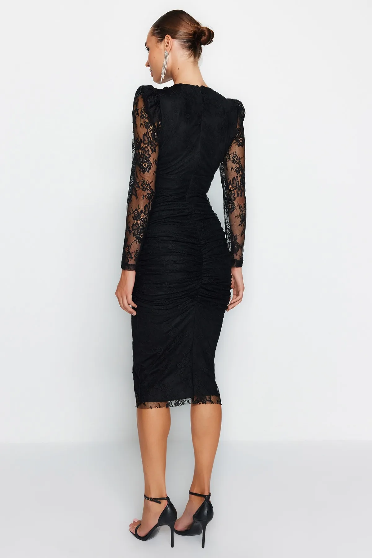 Trendyol Collection  Schwarzes, figurbetontes, gefüttertes, drapiertes Spitzen-Elegantes Abendkleid TPRAW24EL00019