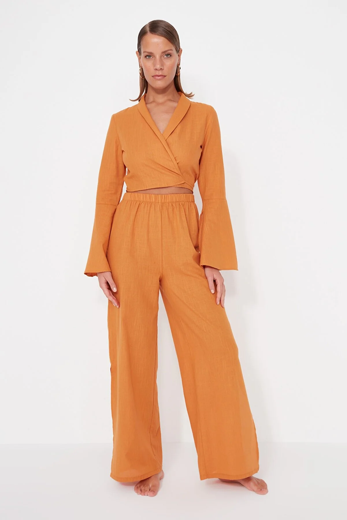 Trendyol Collection  Zimtgewebter Schlitz-Blusen-Hosen-Anzug aus 100 % Baumwolle in Leinenoptik TBESS23AU00085