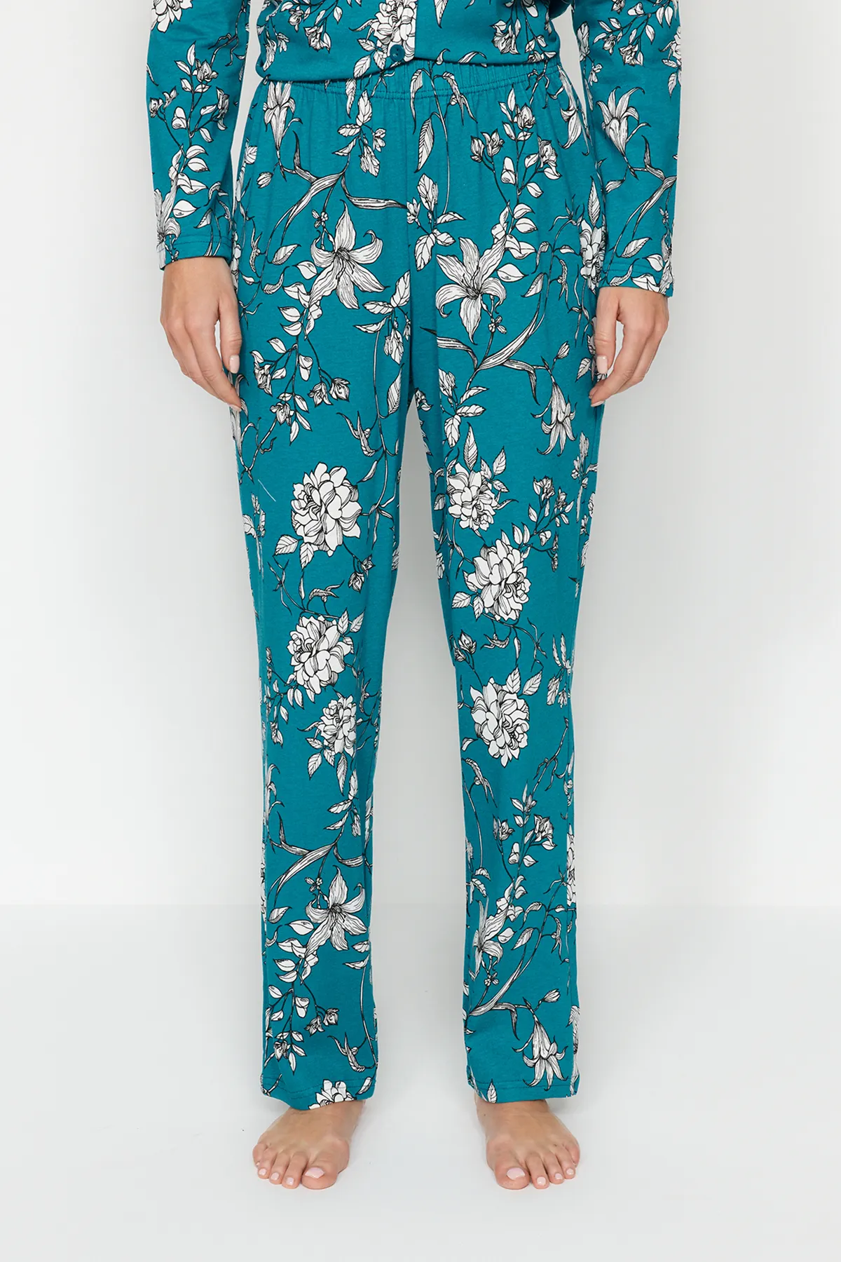 Trendyol Collection  Petrolfarbenes Pyjama-Set aus Hemd und Hose aus 100 % Baumwolle mit Blumenmuster THMAW24PT00133