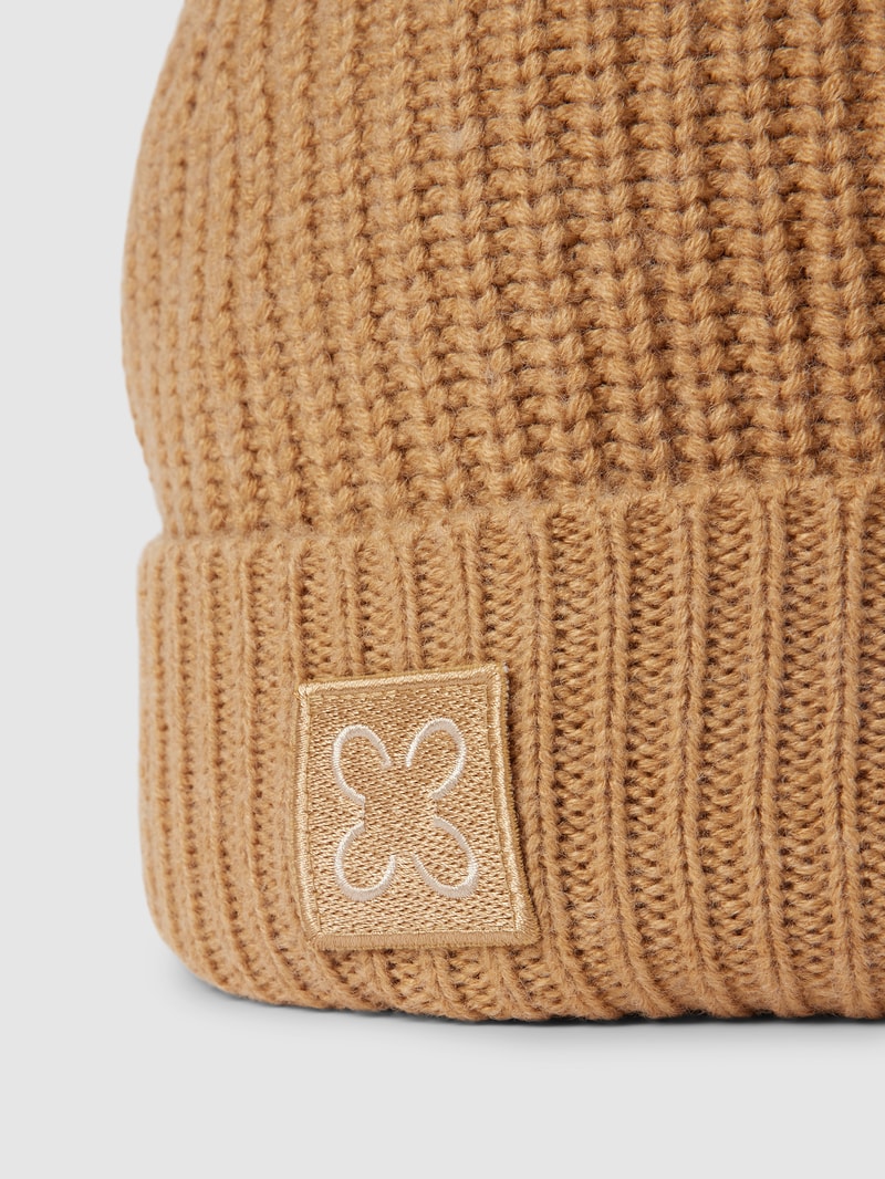 Strickmütze in unifarbenem Design mit Label-Detail in beige