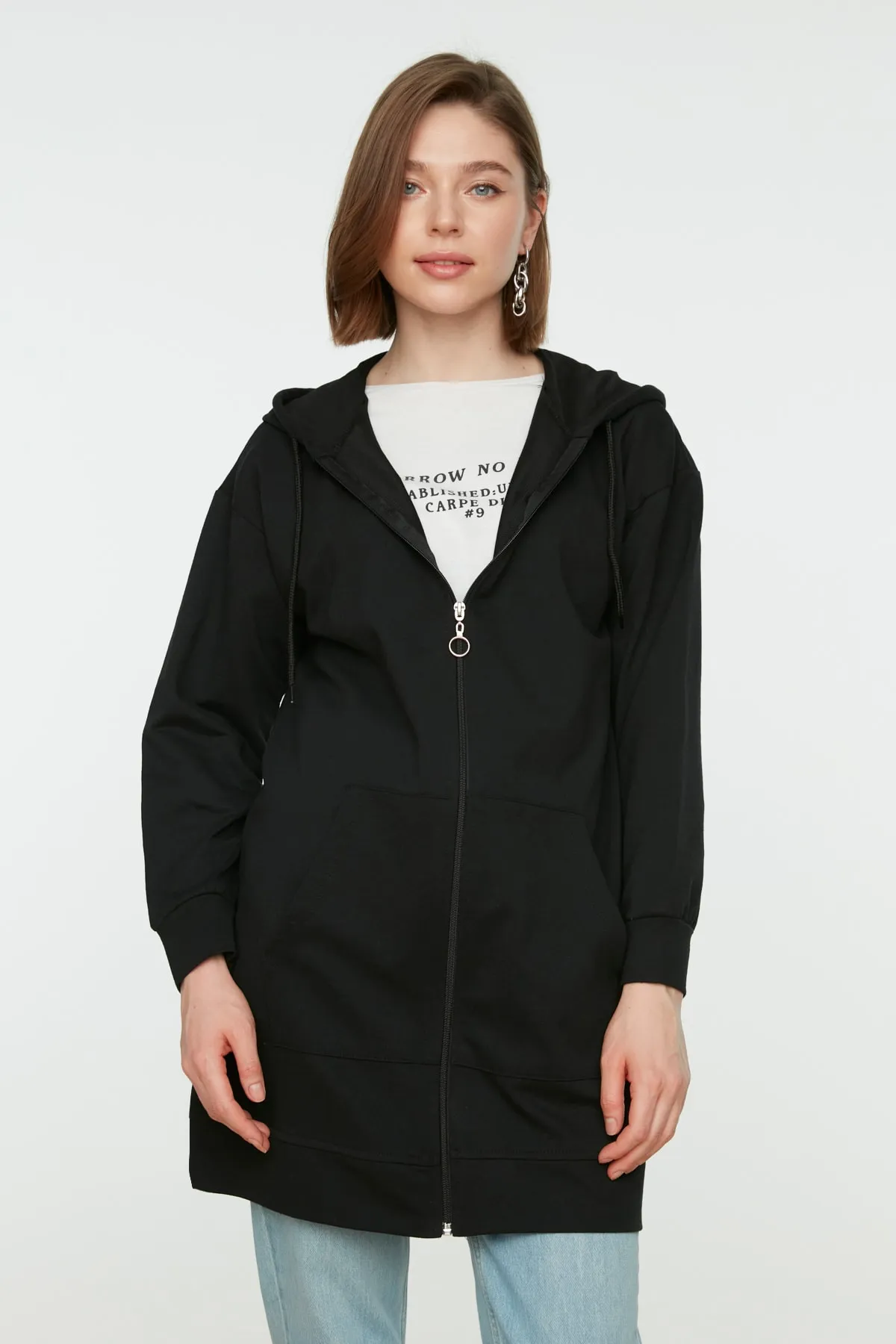 Trendyol Modest  Schwarzer Basic-Sweatshirt-Cardigan mit Kapuze und Reißverschluss, weiter Passform, Oversize-Sweatshirt TCTAW22TW0137