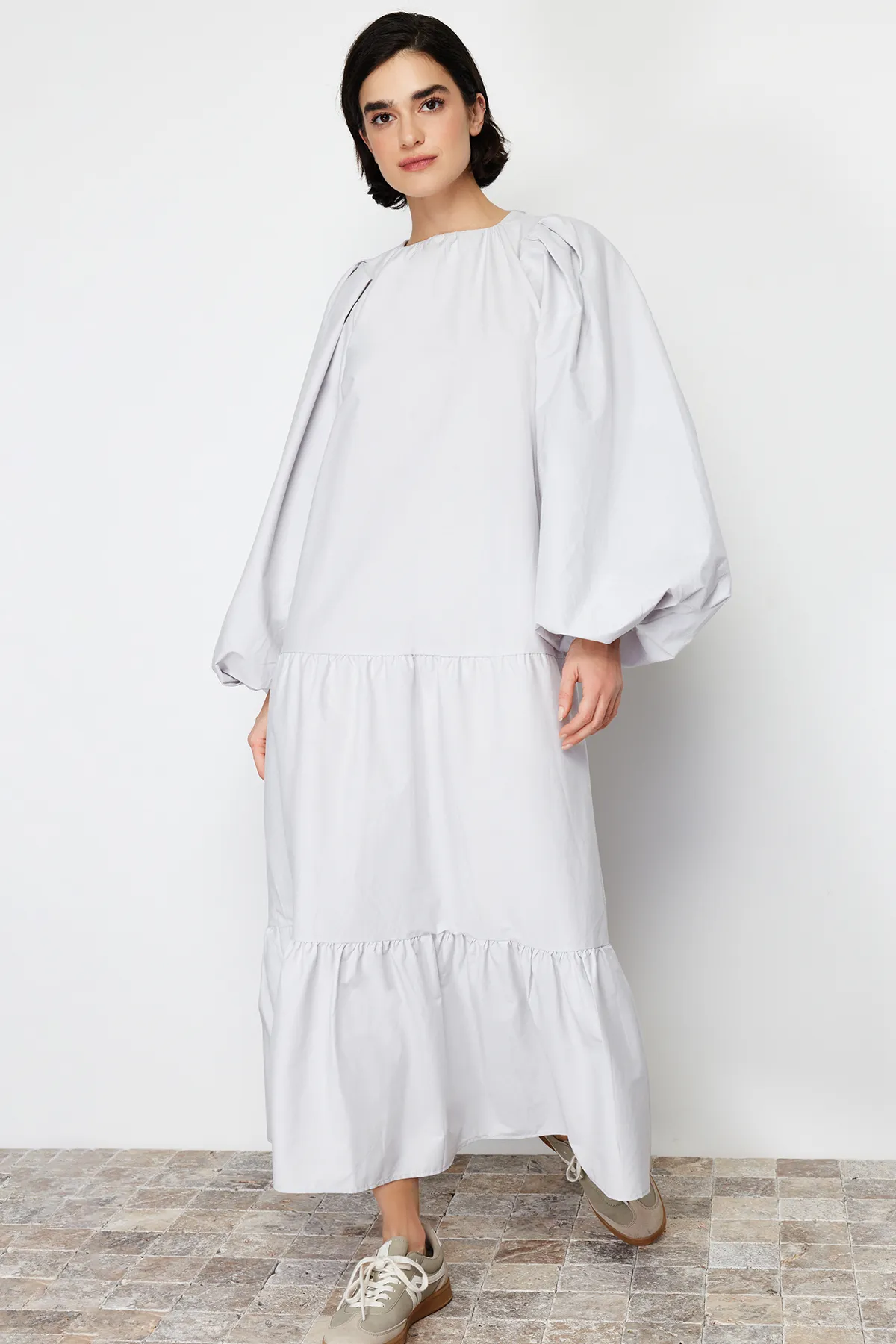 Trendyol Modest  Juwelenbesetztes Kleid mit Ballonärmeln und mehrlagigem Baumwollgewebe TCTSS24EB00070