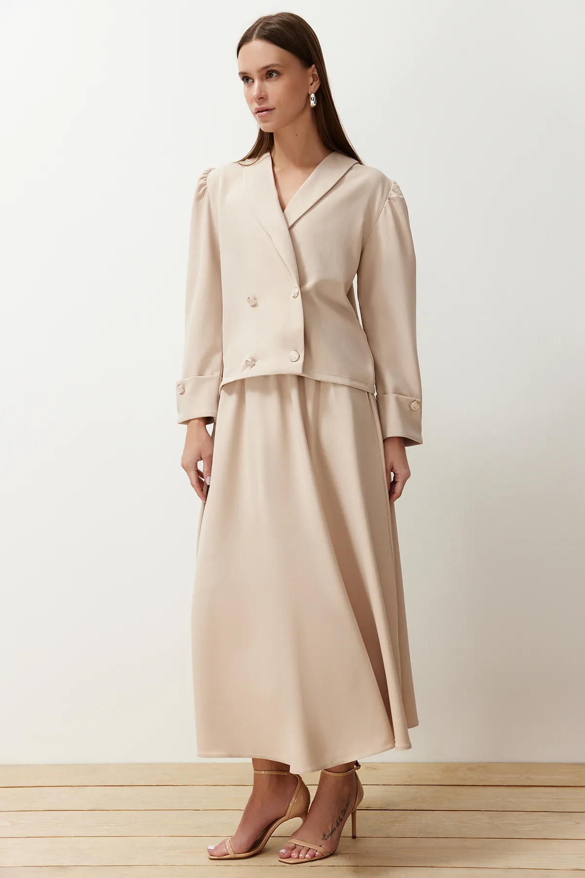 Trendyol Modest  Steinfarbenes Set aus Jacke, Rock, Unterteil und Oberteil aus gewebtem Stoff TCTSS24US00063