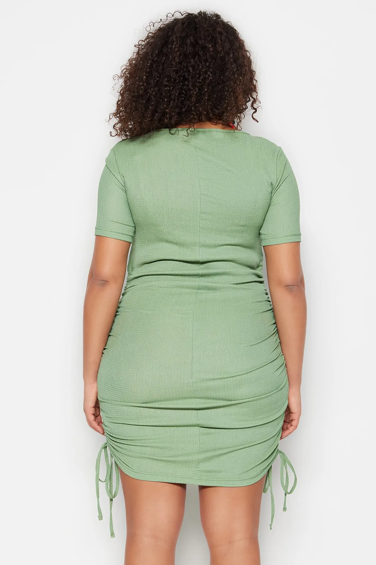 Trendyol Curve  Dunkelmintfarbenes, körperbetontes, seitlich gerafftes Strickkleid mit detailliertem Muster TBBSS22AH0147