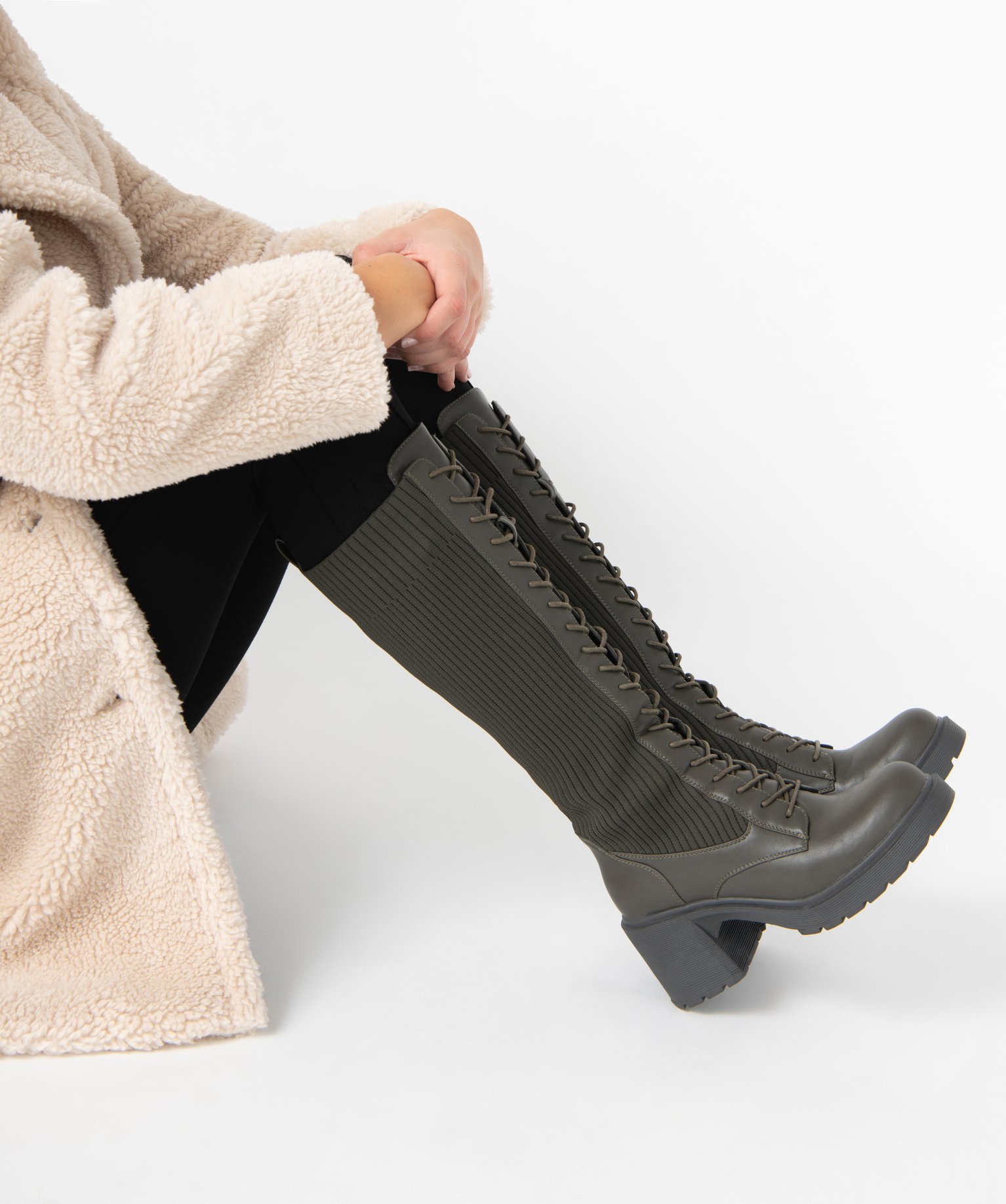 Bottes femme unies à lacets et tige en maille vert | GEMO