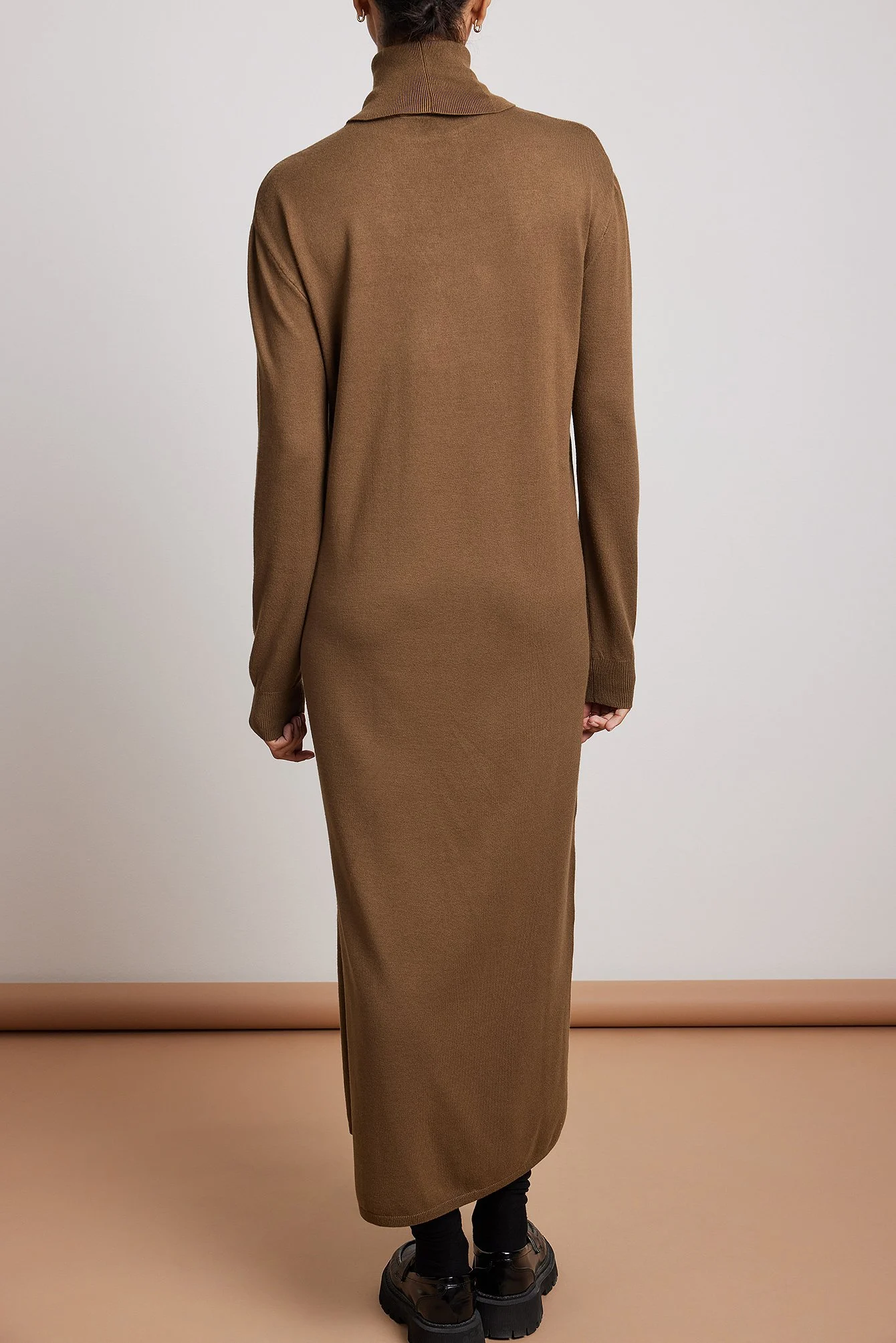 Langes, hochgeschlossenes Strickkleid mit Schlitz